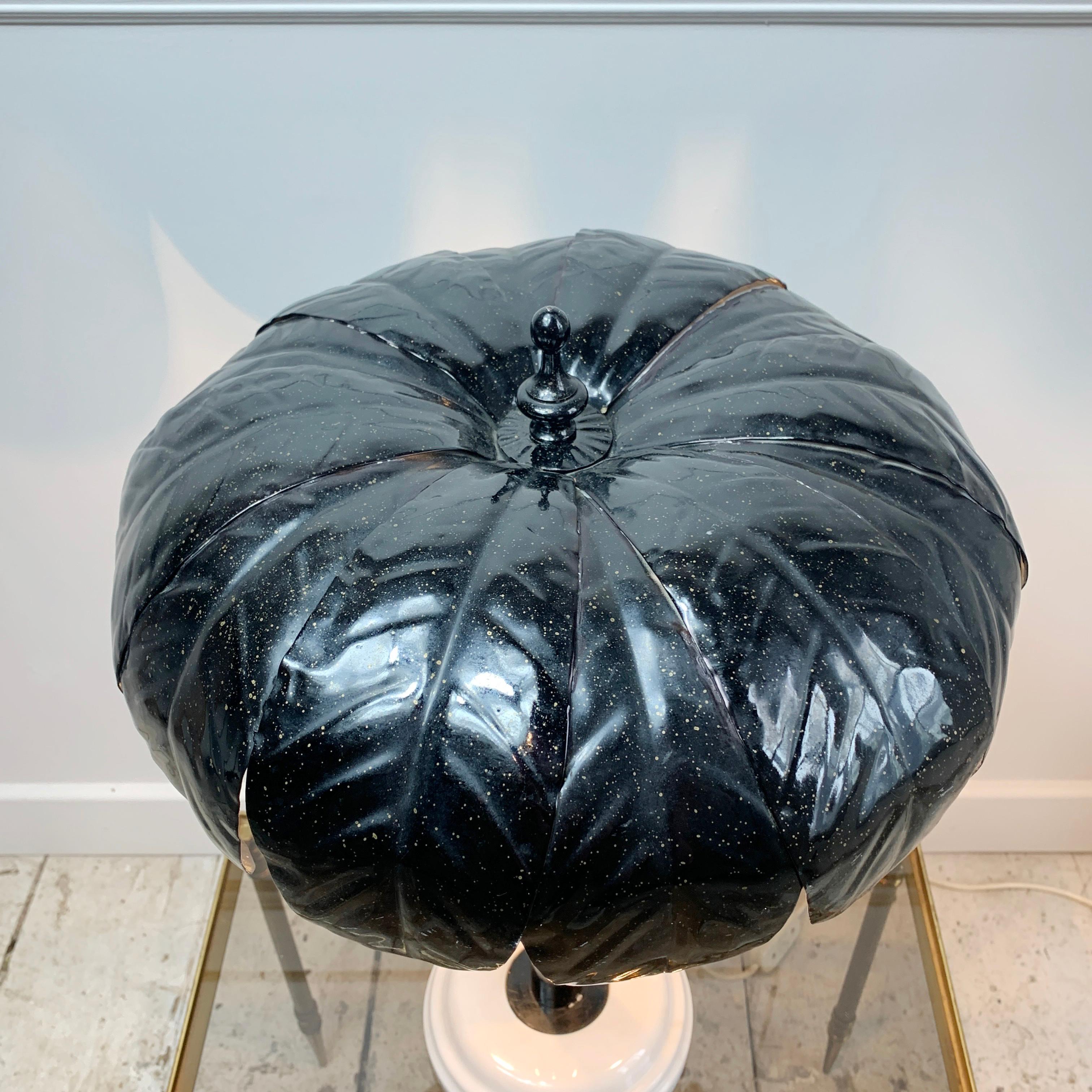 Italienische schwarze Palmenlampe aus den 1980er Jahren auf einem Marmorsockel (20. Jahrhundert) im Angebot