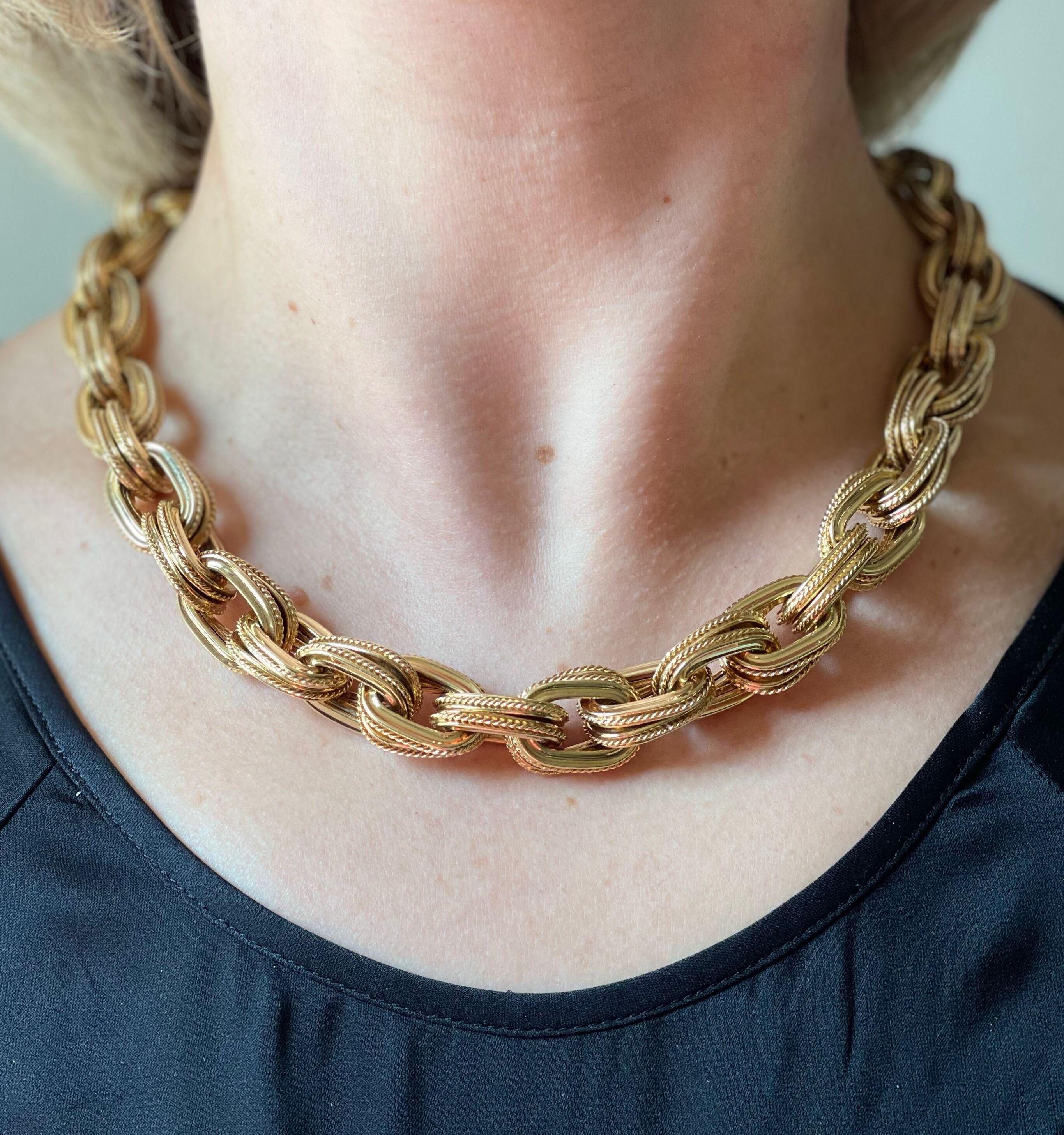 1980s 18k gold Italian made chain necklace, featuring large links. Each section consists of two links. Necklace is 20