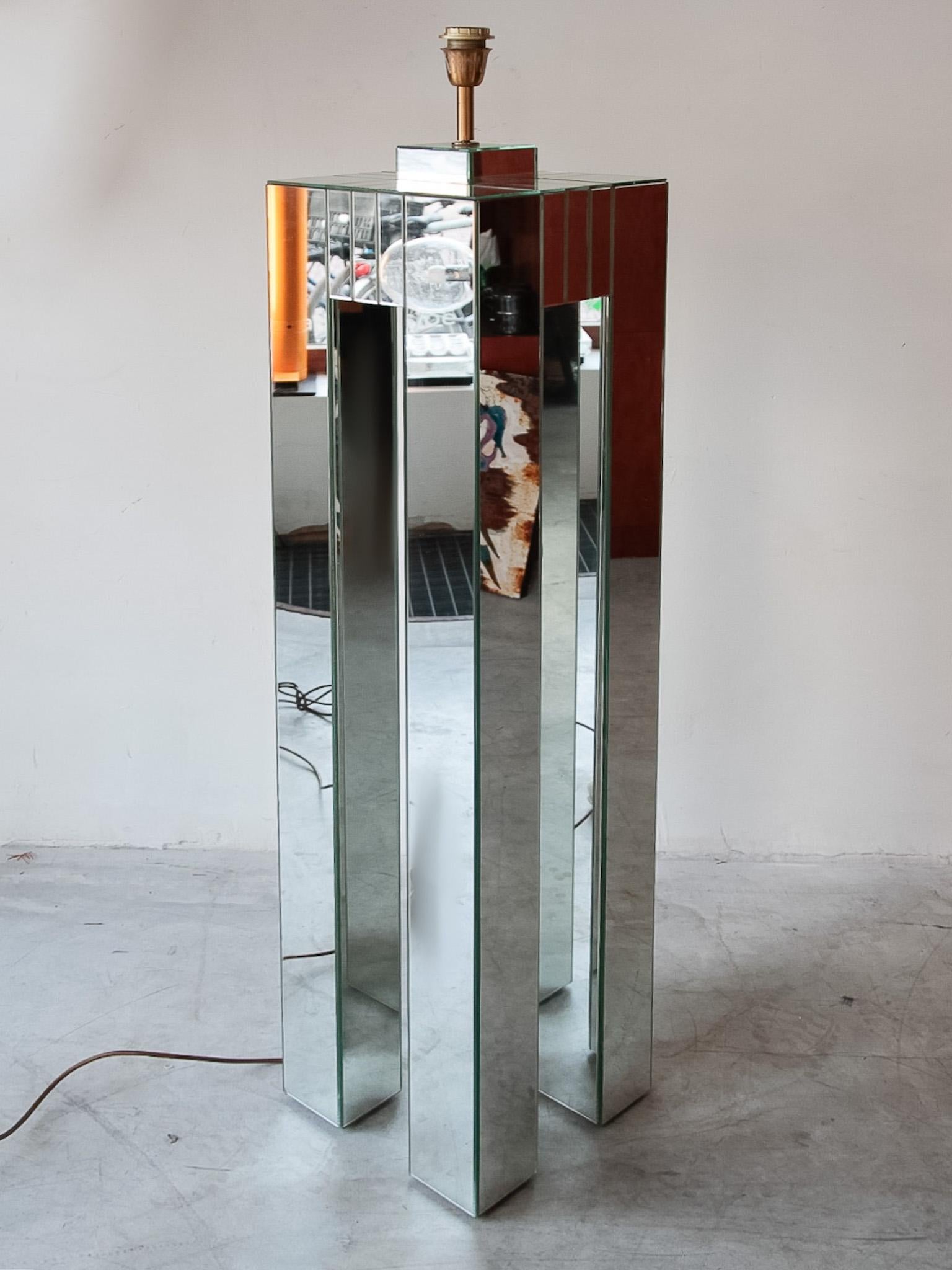 A superb and very rare original mirrored occasional floor lamp. This was made in Italy, 1980’s.
Simple and elegant Mid-Century Modern Hollywood Regency mirrored floor lamp. Bevelled mirror glass on all sides. In very good original condition.
This is
