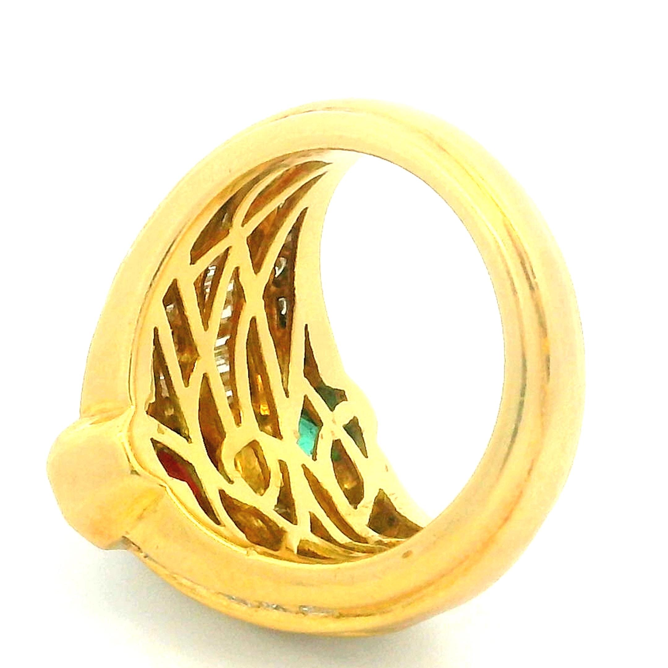 Bague cocktail baguette en or jaune 18 carats, émeraude, rubis et diamant des années 1980 en vente 4