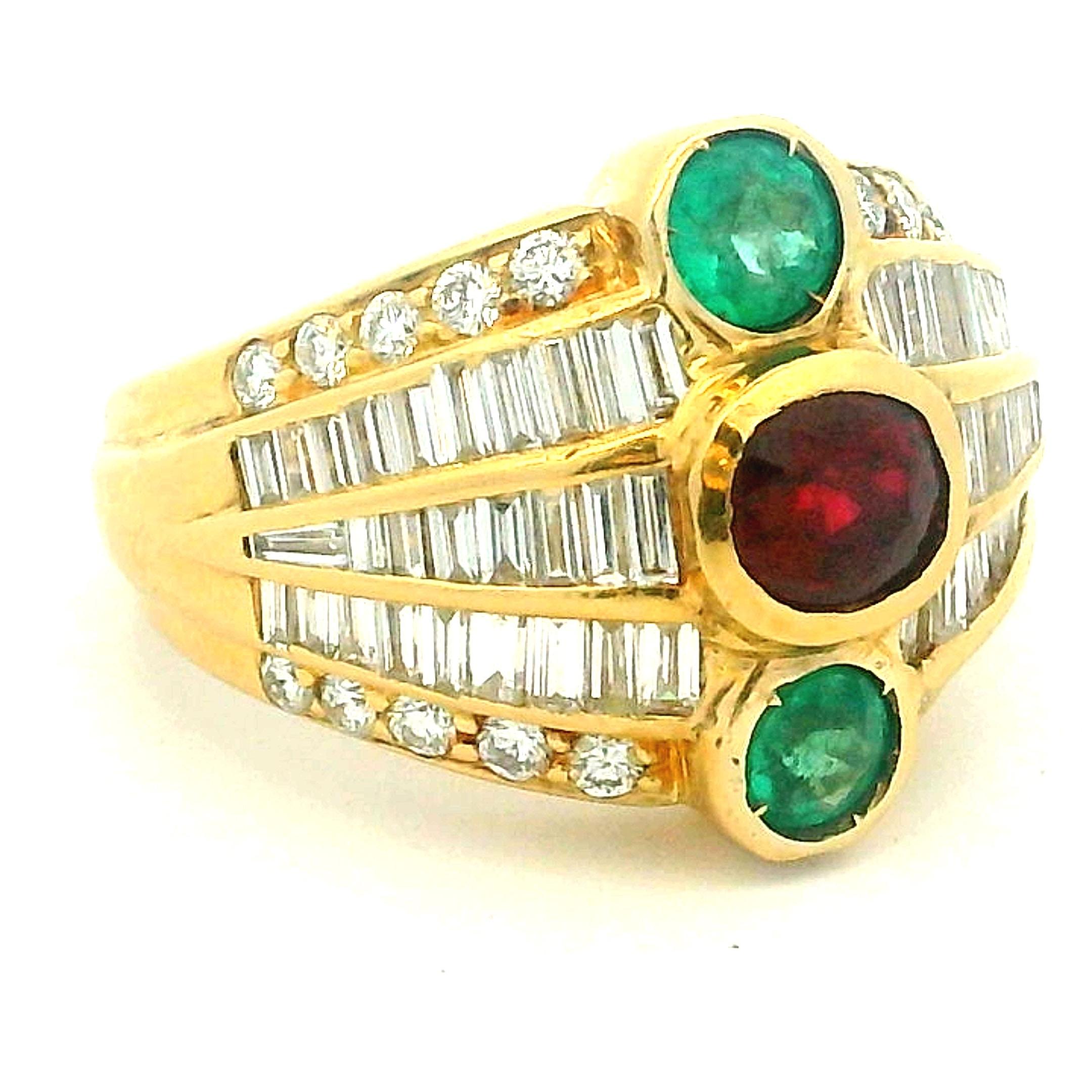 Expression frappante du glamour italien de la fin du XXe siècle, cette bague de cocktail sculpturale est fabriquée de main de maître en or jaune 18 carats et sertie d'une combinaison éclatante d'émeraudes, de rubis et de diamants.
Au centre se