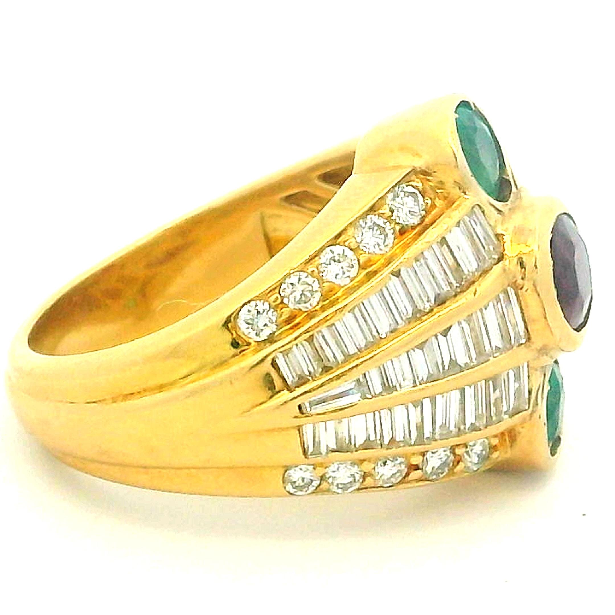 Taille mixte Bague cocktail baguette en or jaune 18 carats, émeraude, rubis et diamant des années 1980 en vente