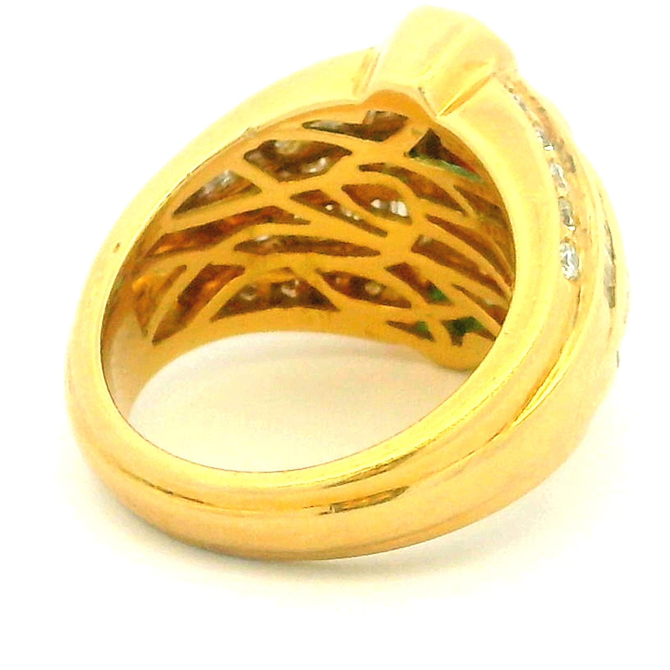 Bague cocktail baguette en or jaune 18 carats, émeraude, rubis et diamant des années 1980 Excellent état - En vente à Miami, FL