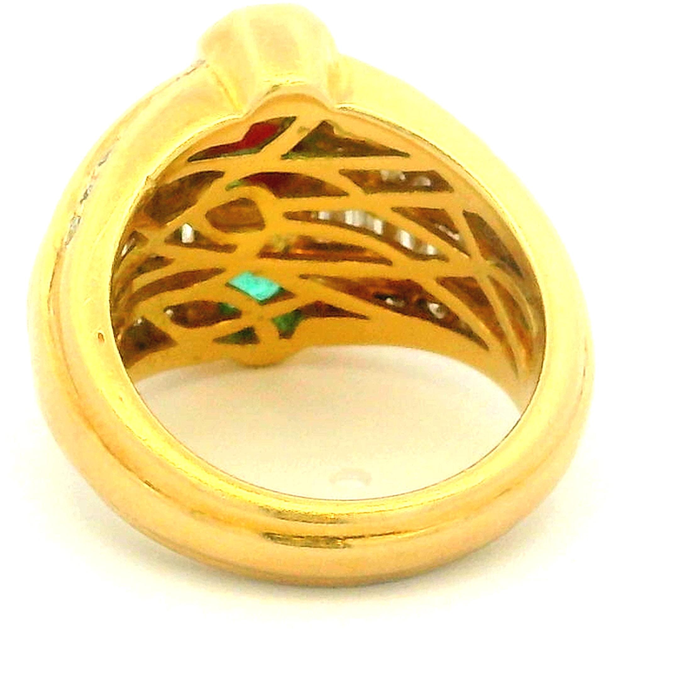 Bague cocktail baguette en or jaune 18 carats, émeraude, rubis et diamant des années 1980 Unisexe en vente