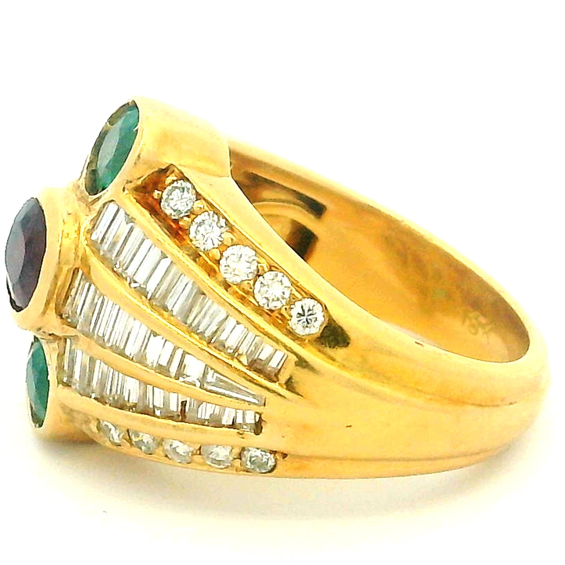 Bague cocktail baguette en or jaune 18 carats, émeraude, rubis et diamant des années 1980 en vente 1