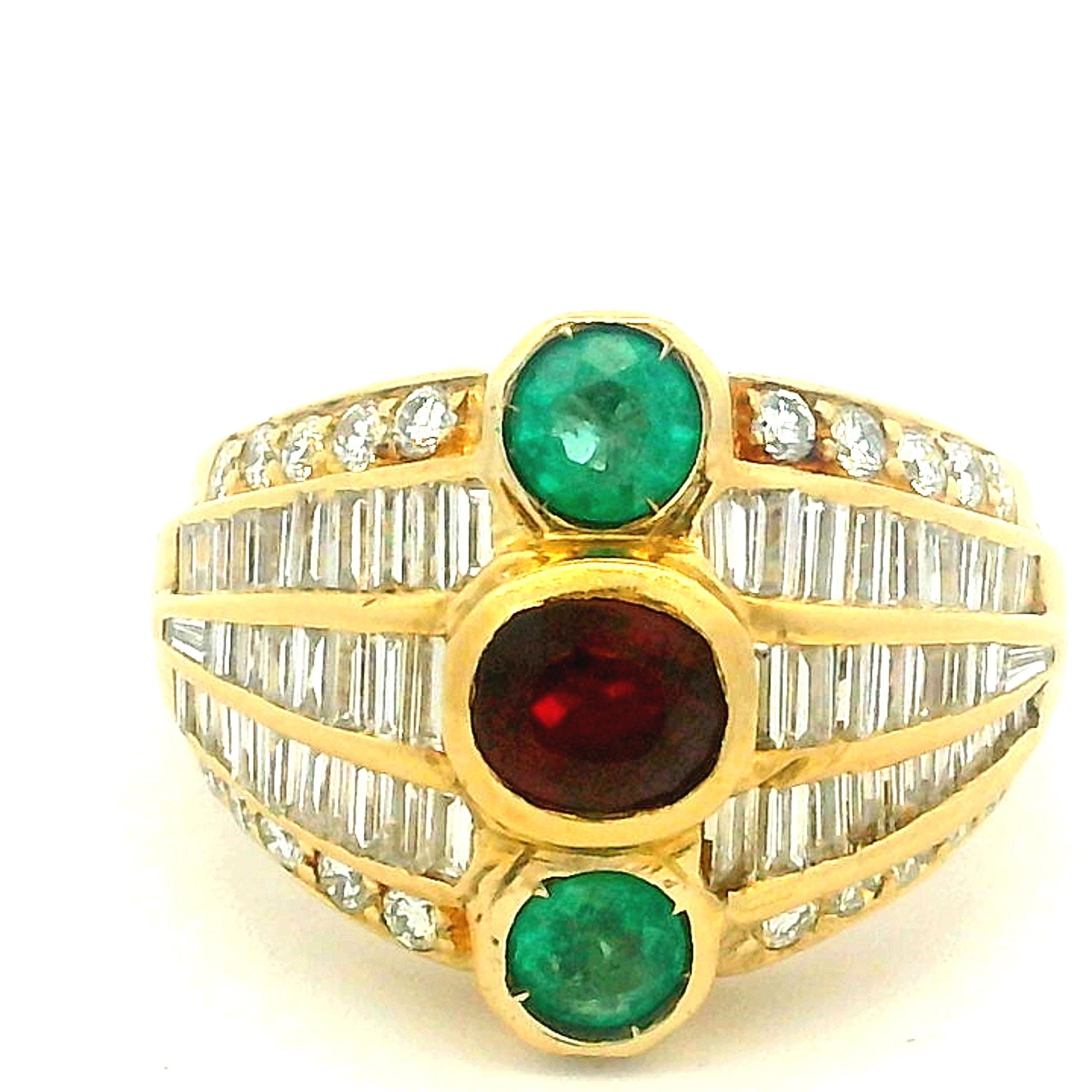 Bague cocktail baguette en or jaune 18 carats, émeraude, rubis et diamant des années 1980 en vente 3