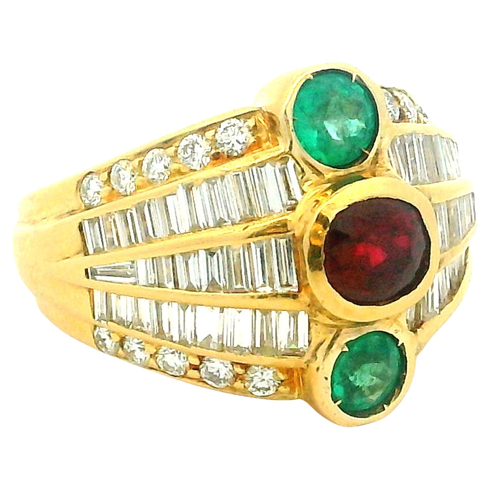 Italienischer Baguette-Cocktailring mit Smaragd, Rubin und Diamant aus den 1980er Jahren in 18 Karat Gelbgold