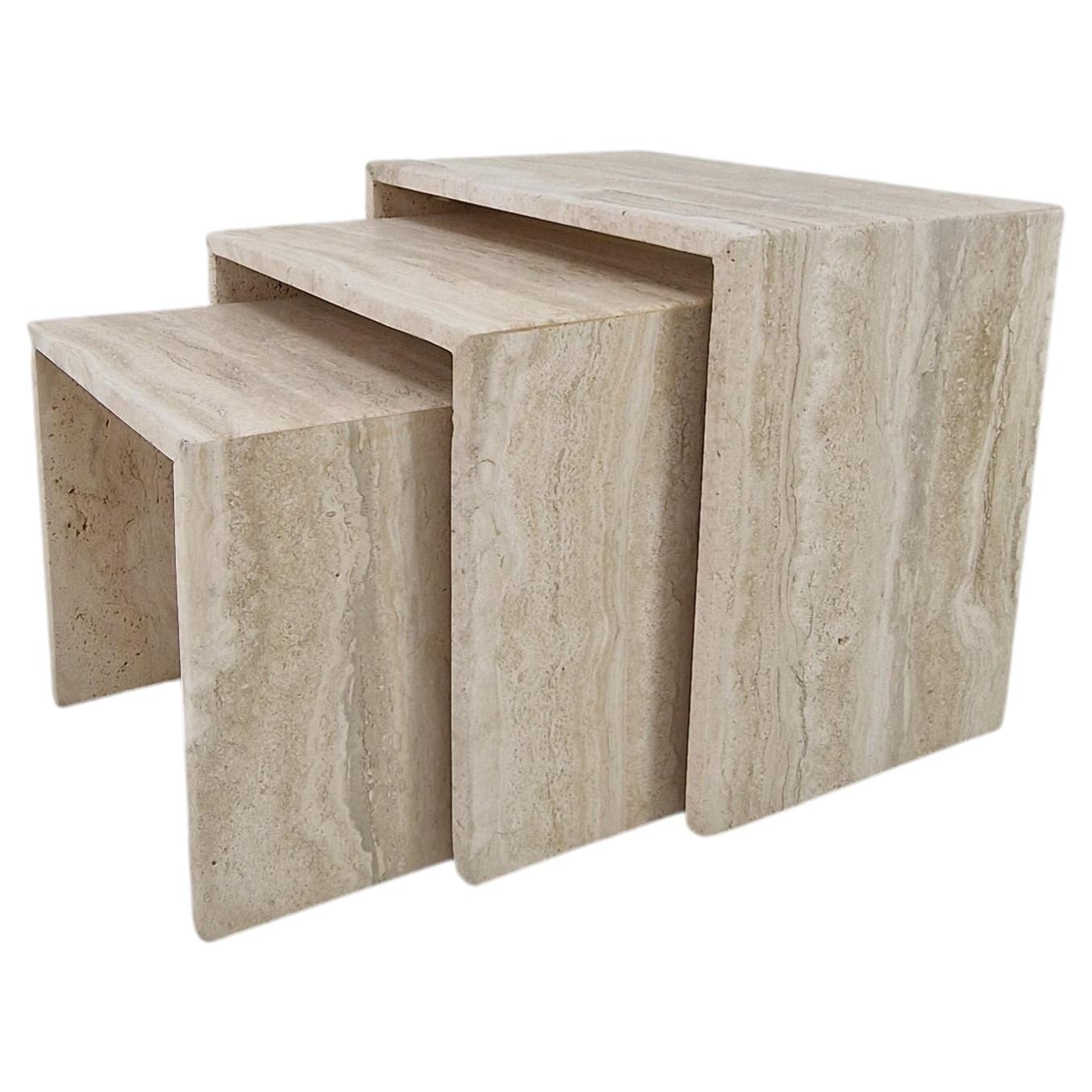 Tables gigognes en travertin rainuré des années 1980 - Lot de 3