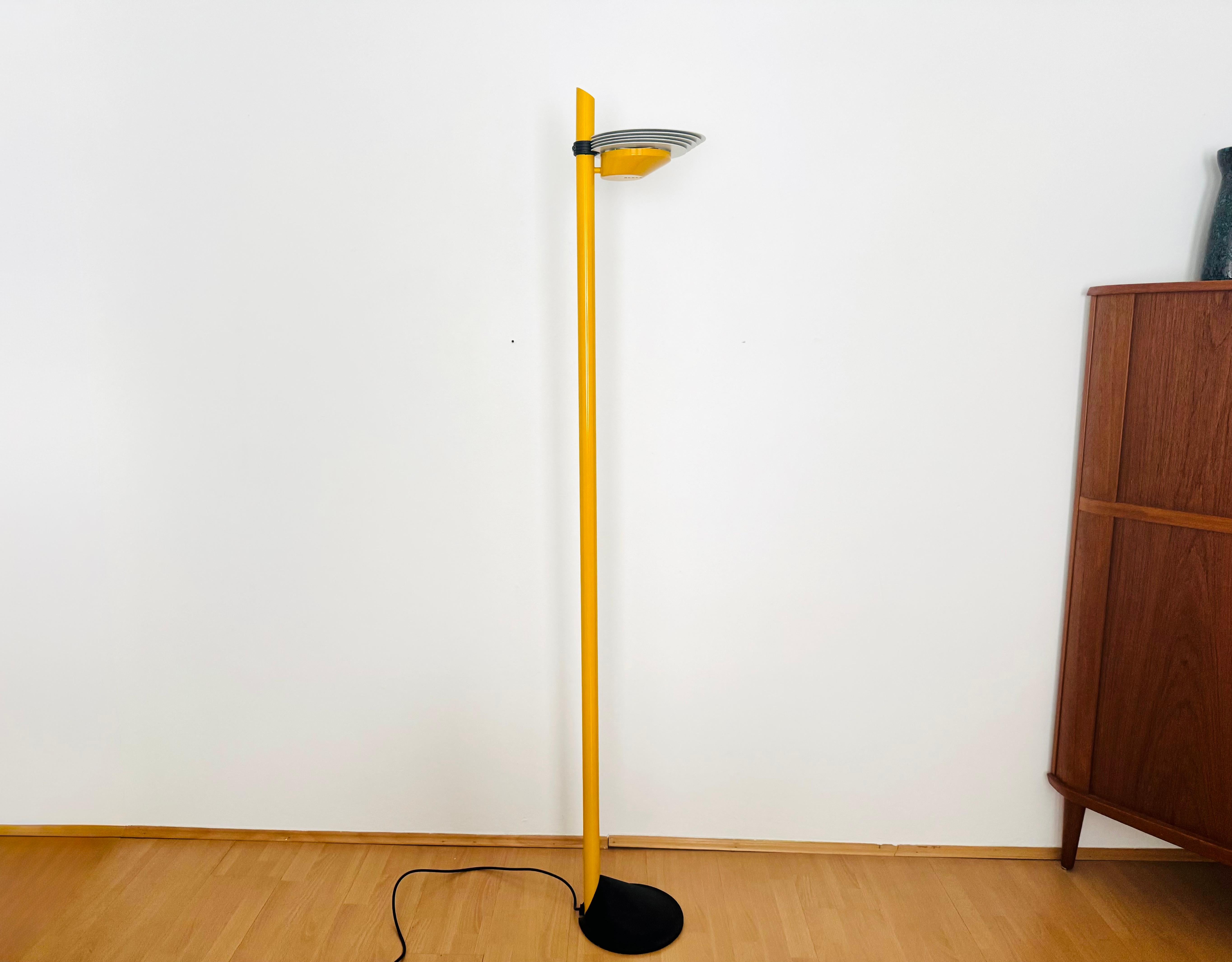 Magnifique lampadaire des années 1980.
Cette lampe de style Memphis est une véritable addition à toute maison et un incontournable.
Il crée une lumière très agréable et chaleureuse.
Le gradateur vous permet de régler la luminosité comme vous le