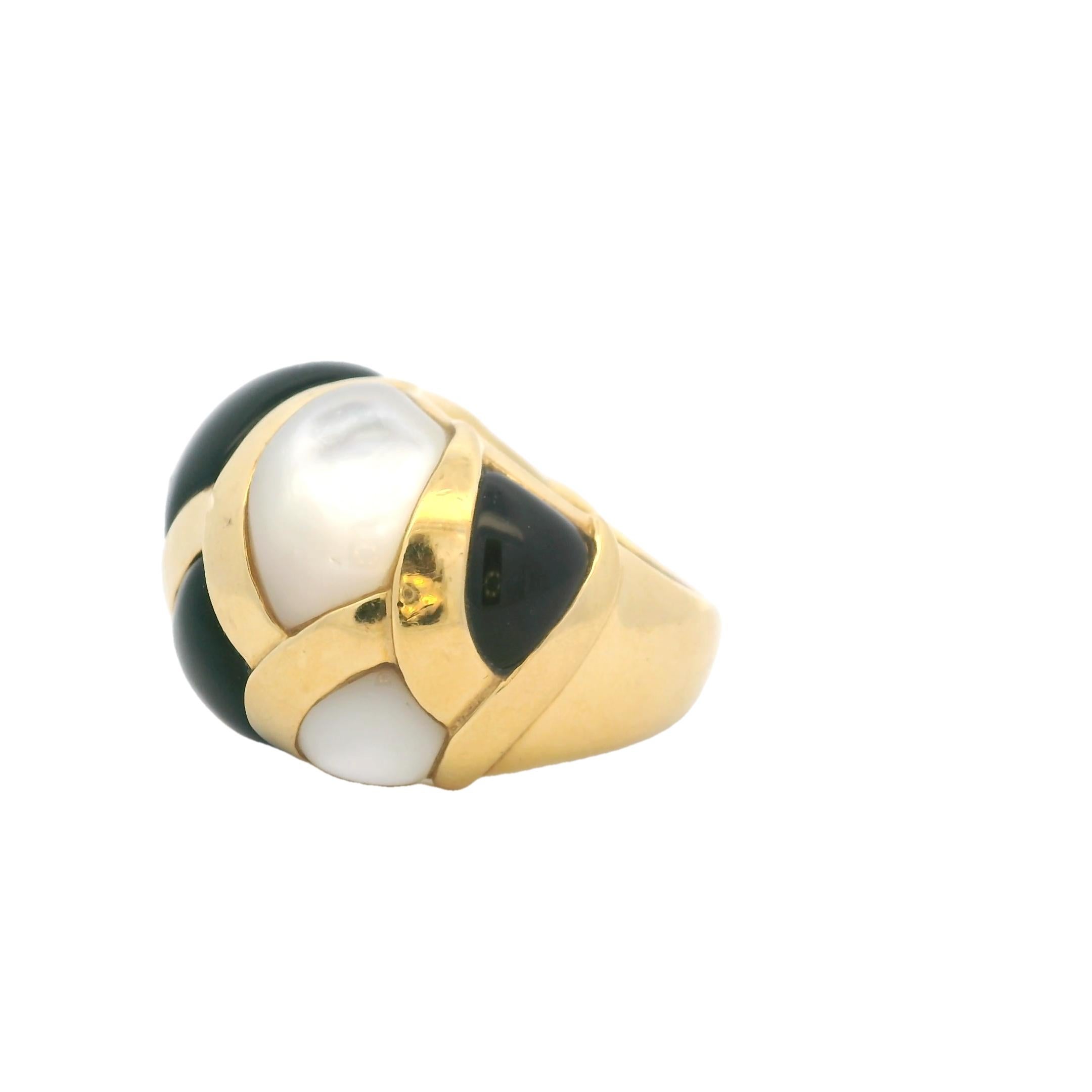 Symphonie captivante de contrastes et de courbes, cette bague italienne sculpturale des années 1980 tisse une mosaïque audacieuse d'onyx noir brillant et de nacre lumineuse. Chaque incrustation incurvée est encadrée d'un riche or jaune 18 carats,