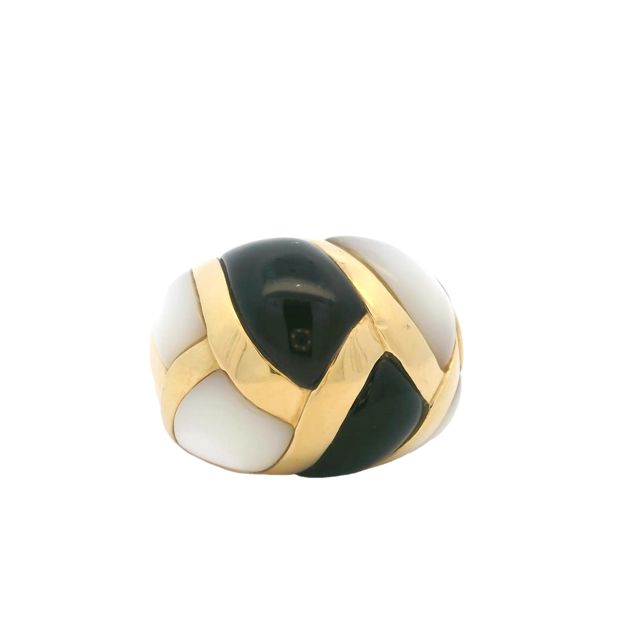 Moderniste Bague d'onyx et de nacre en or 18 carats des années 1980 en vente