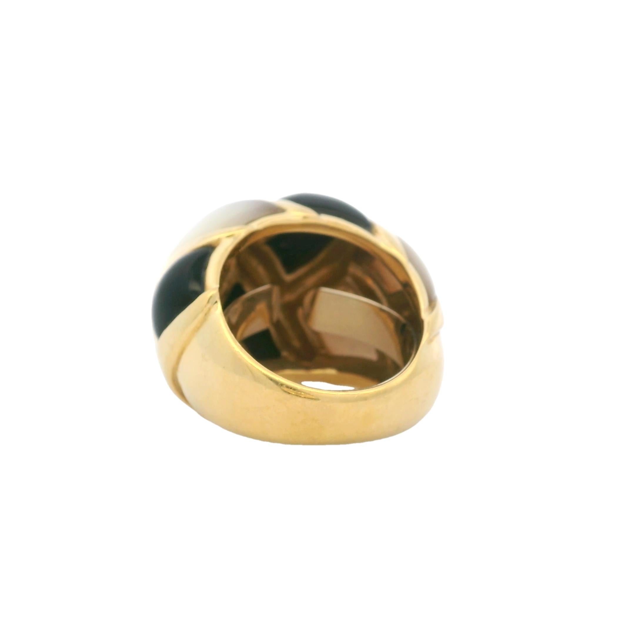 Taille cabochon Bague d'onyx et de nacre en or 18 carats des années 1980 en vente