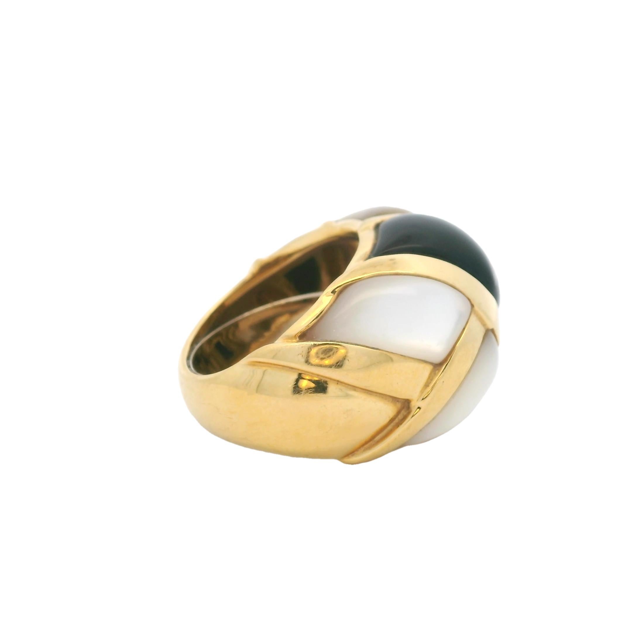 Bague d'onyx et de nacre en or 18 carats des années 1980 en vente 3