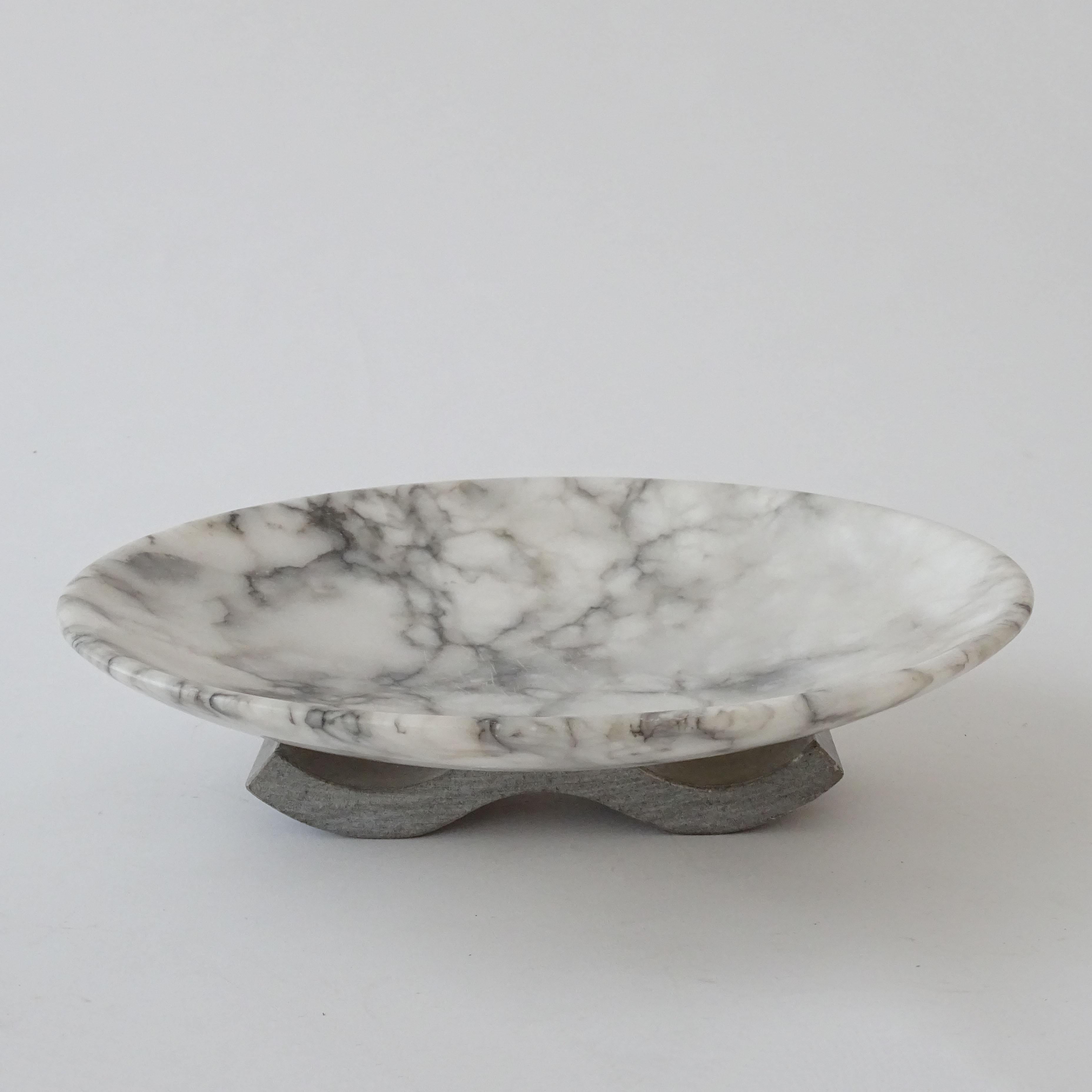 Italian 1980s Post-Modern Centrepiece in Alabaster 
Attributed to Alessandro Mendini
Italy 1980s
Carries the original Consorzio Difesa e Valorizzazione Alabastro di Volterra label
