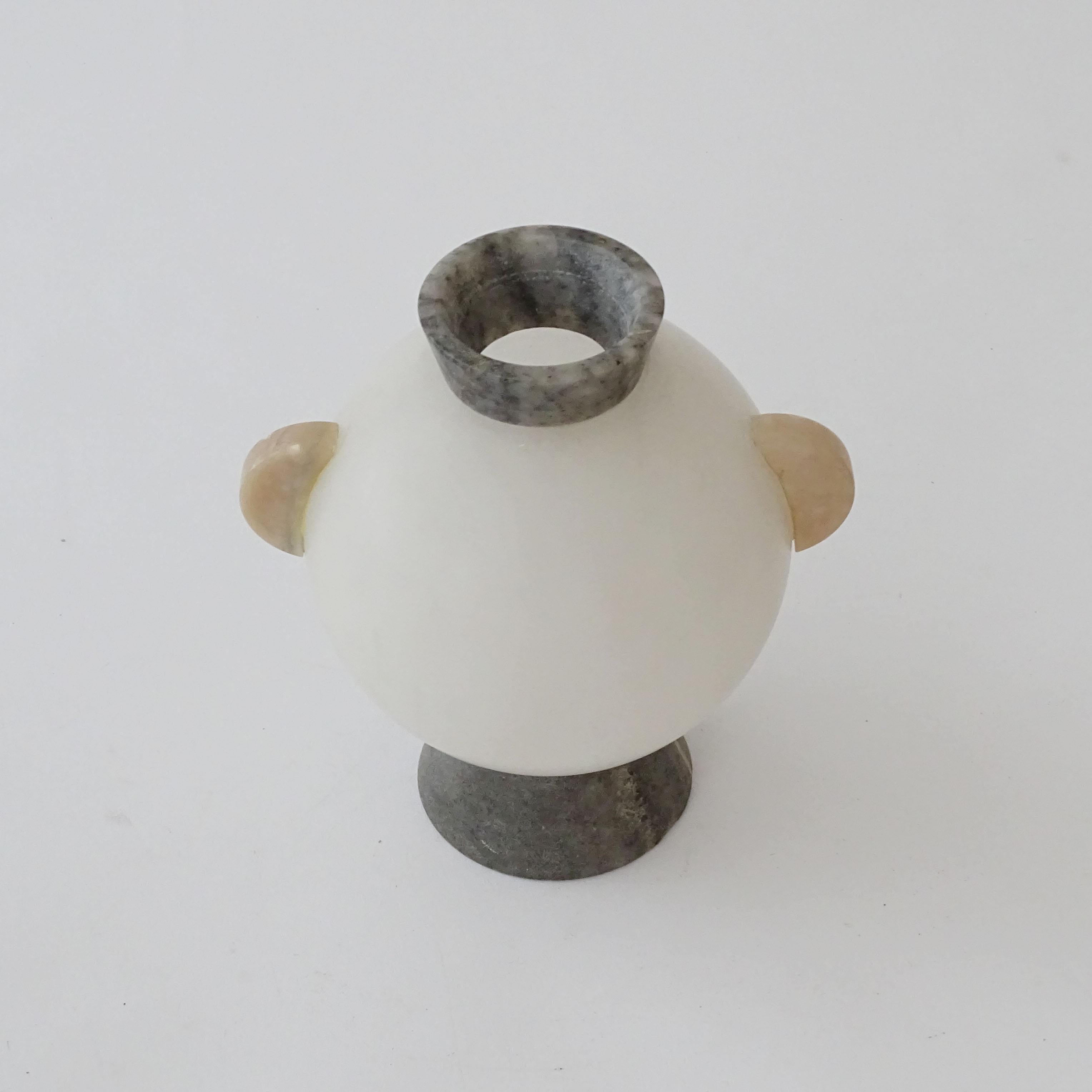 Italienische postmoderne Vase aus Alabaster, 1980er Jahre 
Alessandro Mendini zugeschrieben
Italien 1980er Jahre
