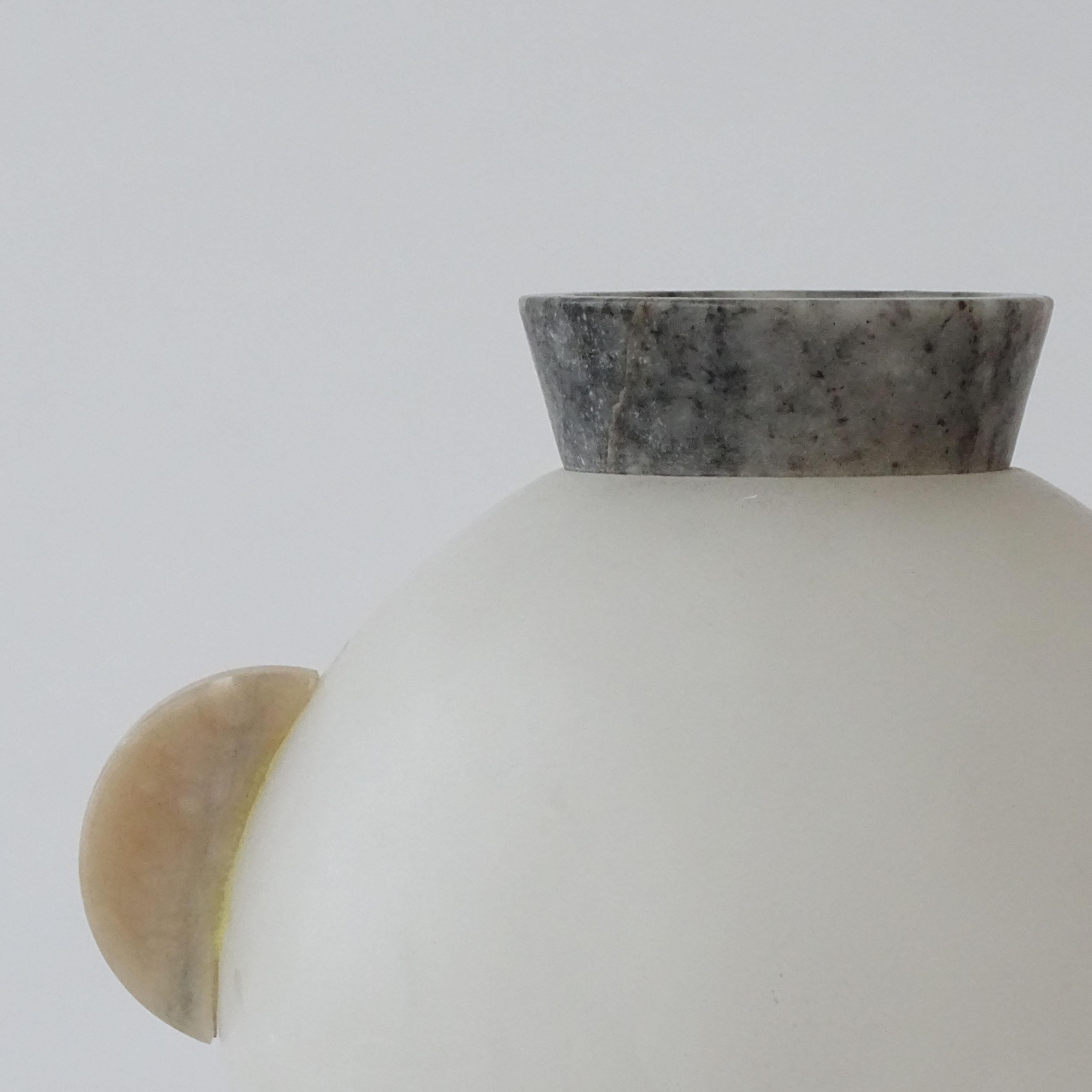 Italienische postmoderne Vase der 1980er Jahre aus Alabaster im Zustand „Gut“ im Angebot in Milan, IT