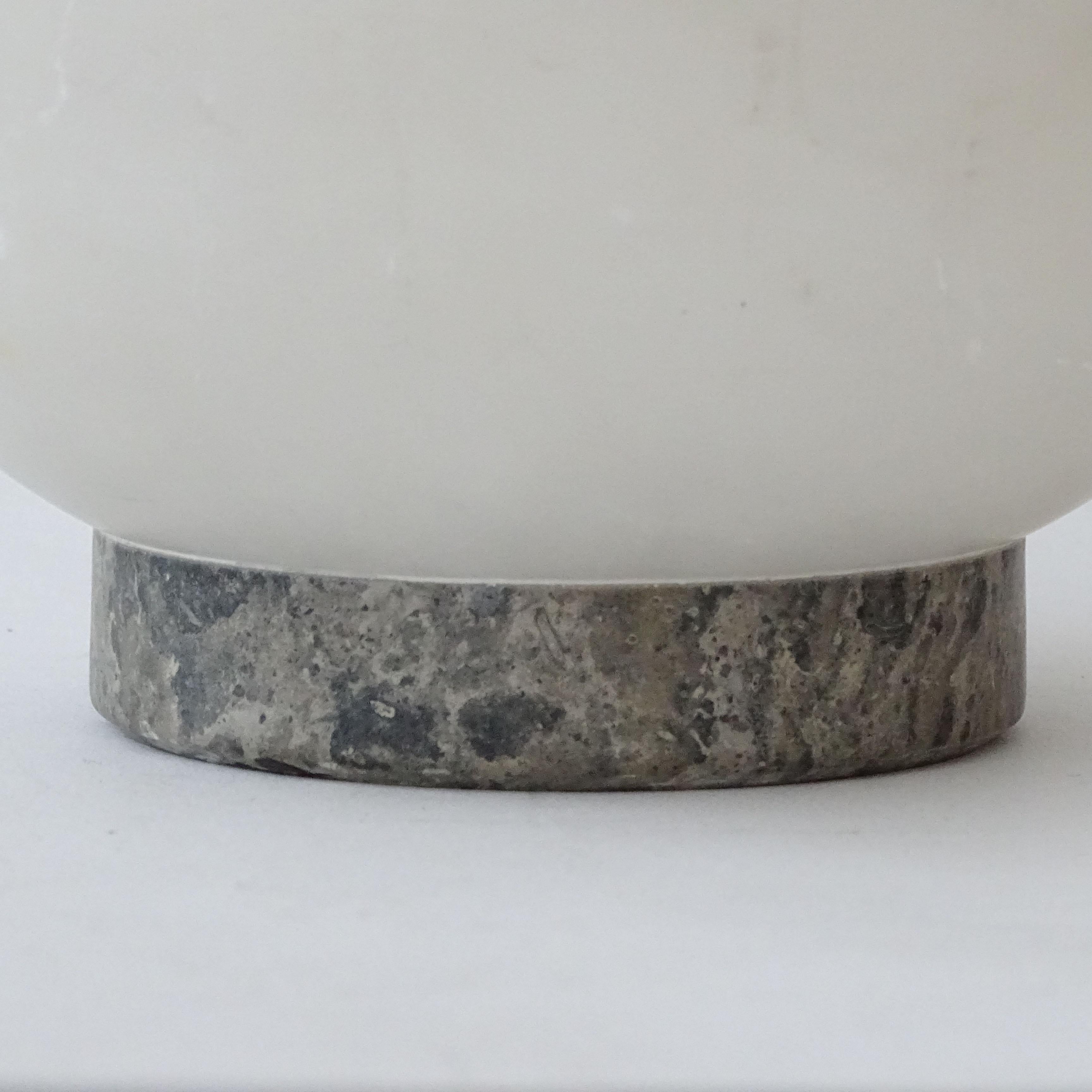 Italienische postmoderne Vase der 1980er Jahre aus Alabaster im Zustand „Gut“ im Angebot in Milan, IT