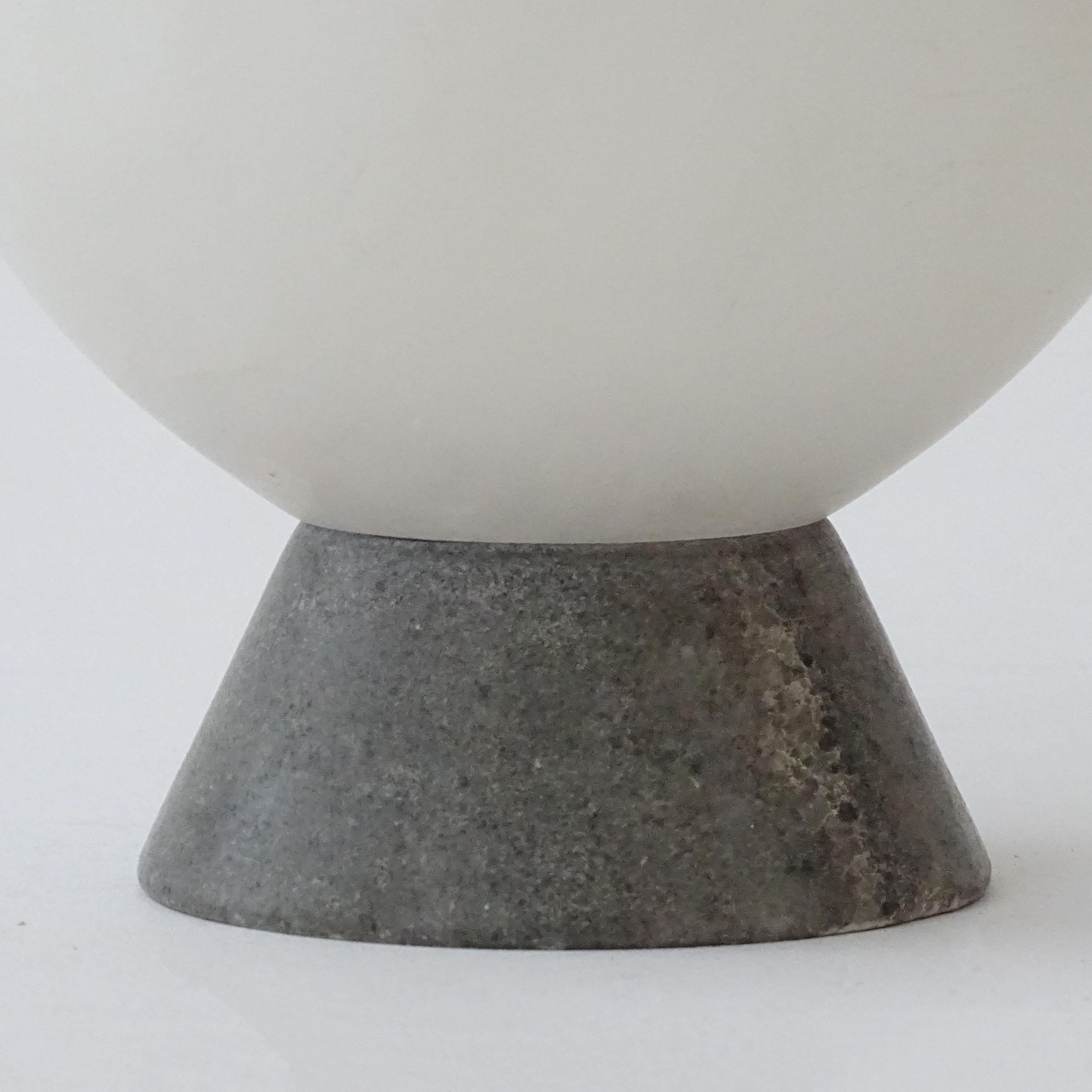 Italienische postmoderne Vase der 1980er Jahre aus Alabaster (Ende des 20. Jahrhunderts) im Angebot