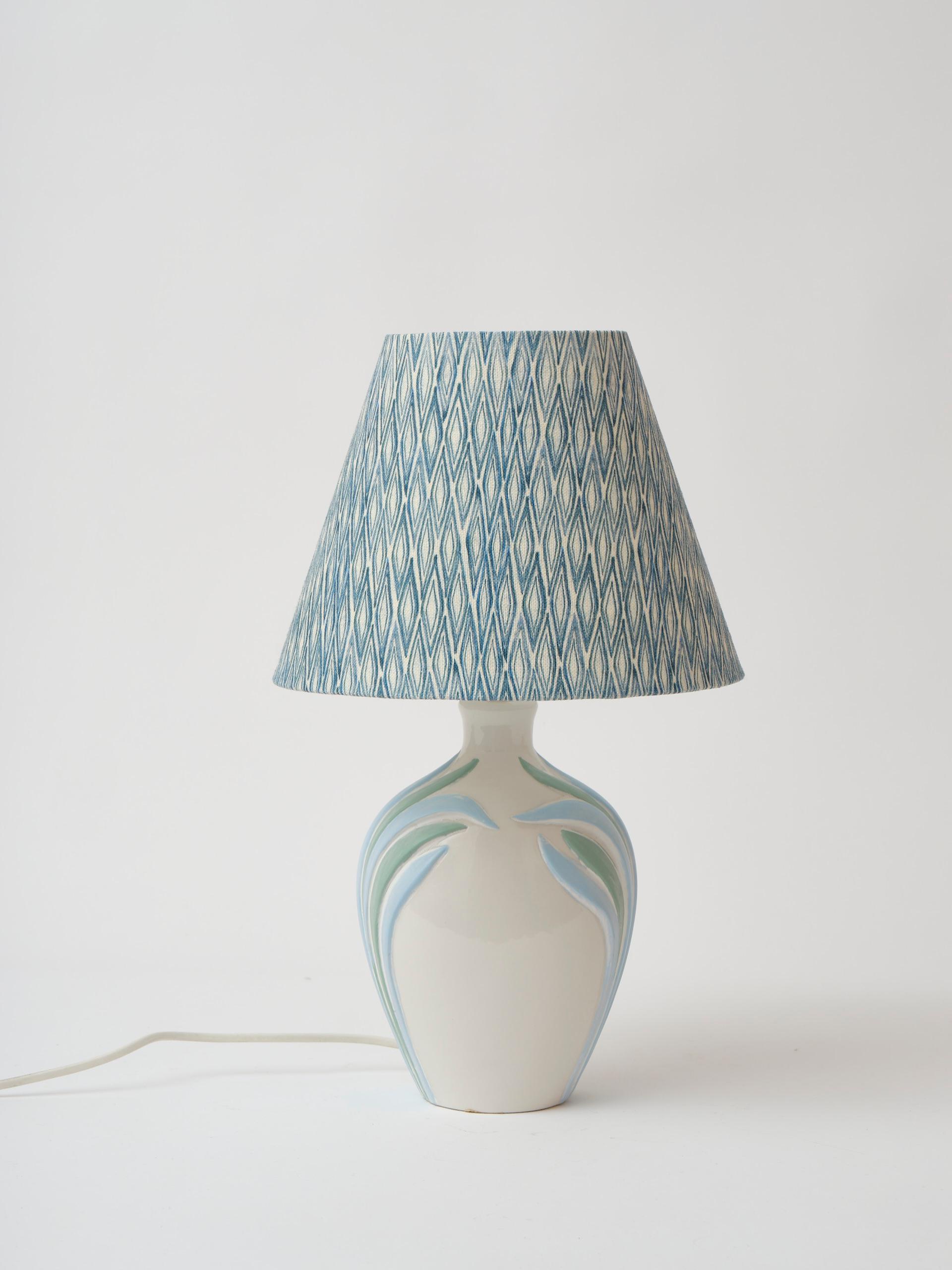 Italian 1980s table lamp with botanical decoration in soft blue and green In Good Condition For Sale In Frederiksberg C, DK