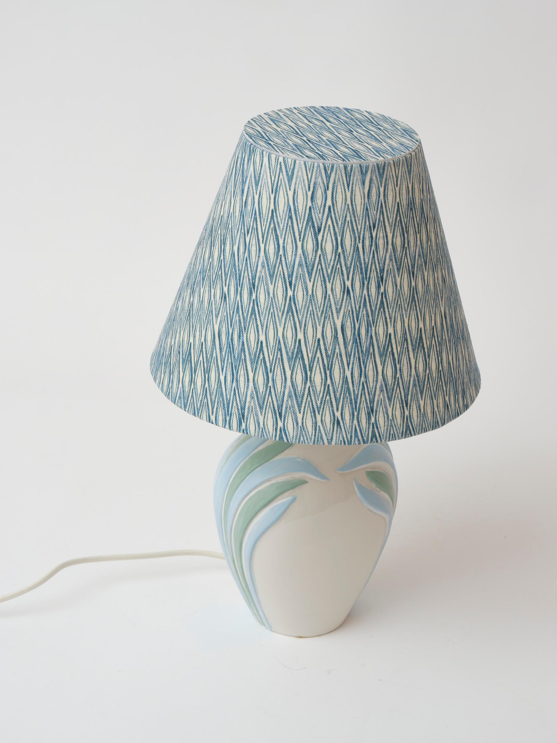 Late 20th Century Italian 1980s table lamp with botanical decoration in soft blue and green For Sale