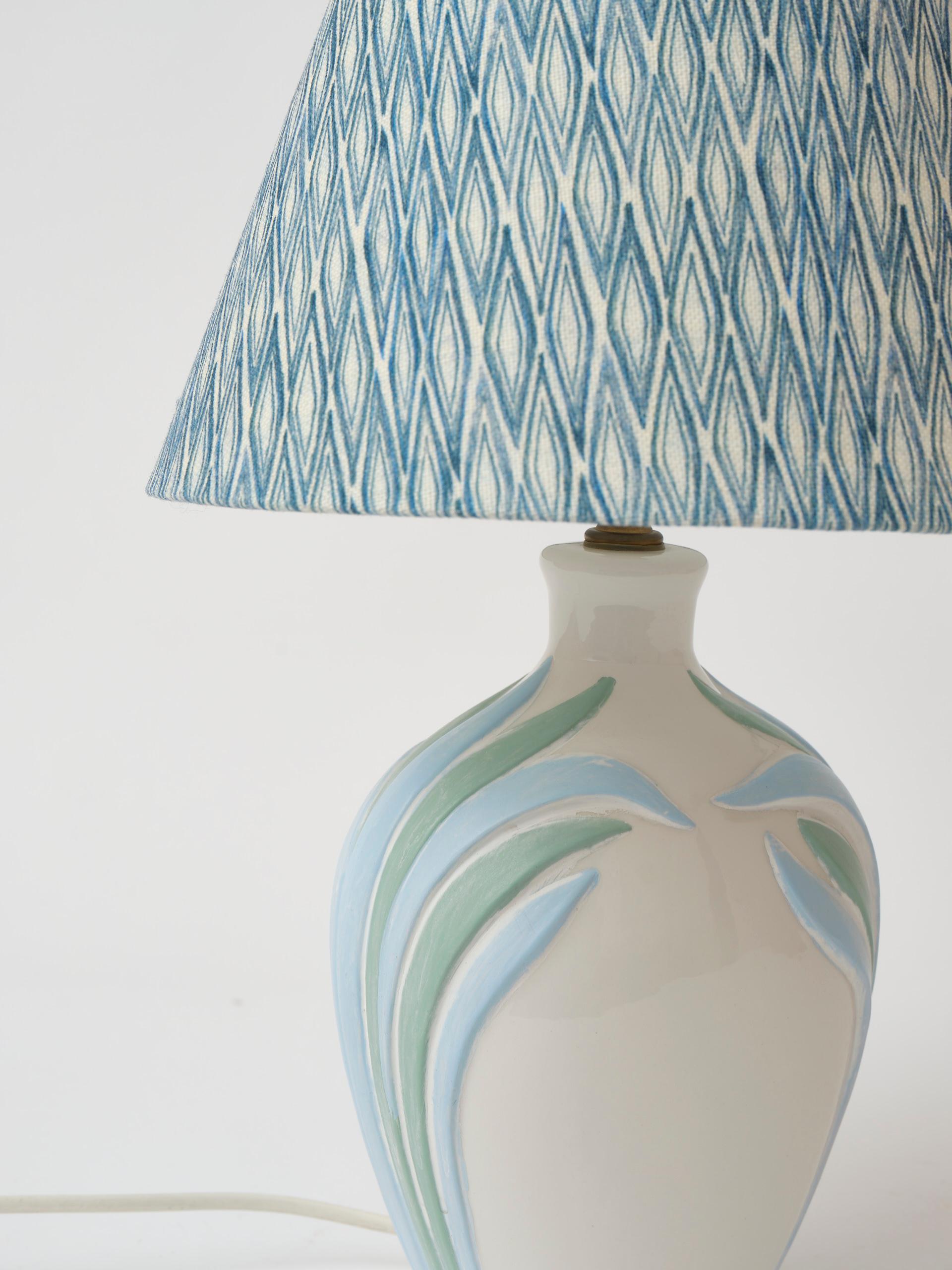 Italian 1980s table lamp with botanical decoration in soft blue and green For Sale 1