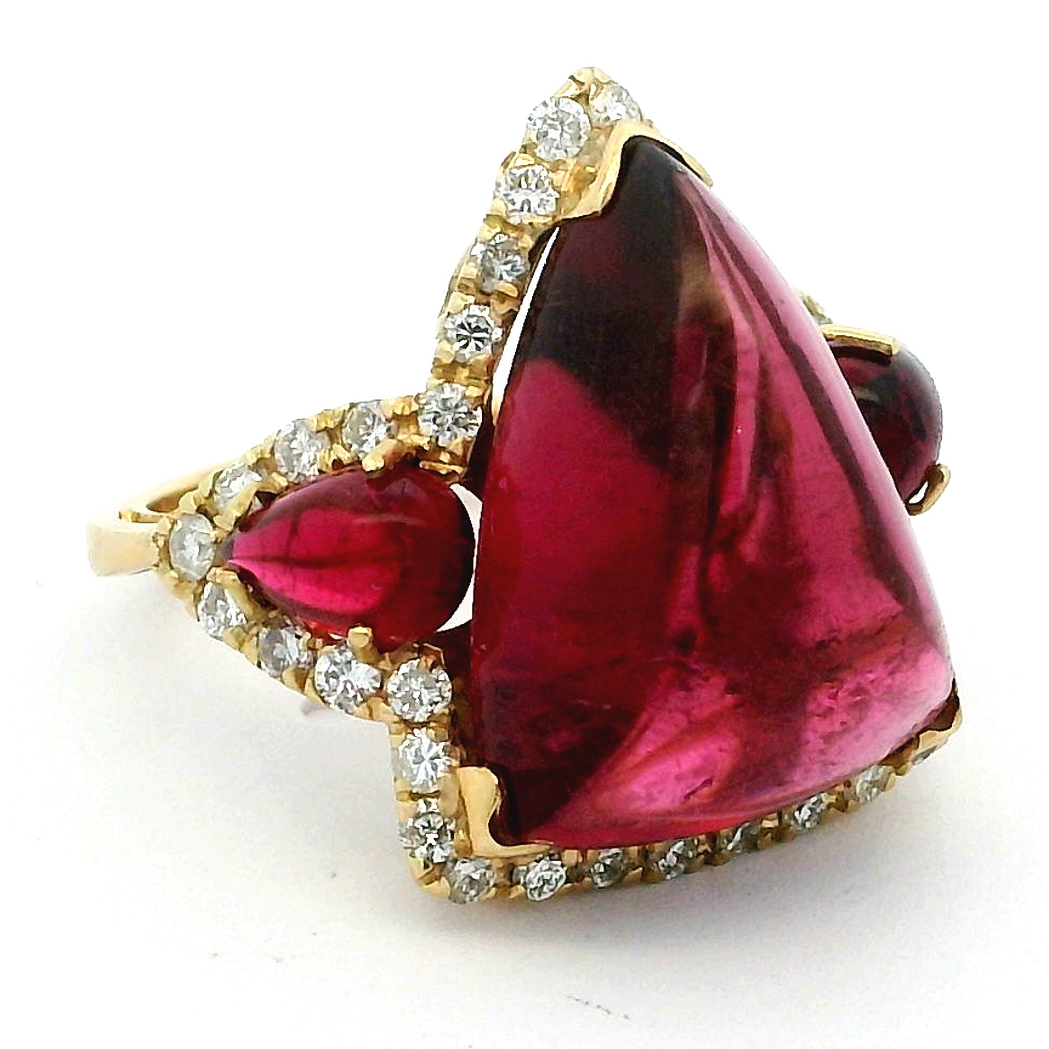 Italian 1990s 18K Gold Tourmaline Cabochon and Diamond Ring For Sale 1