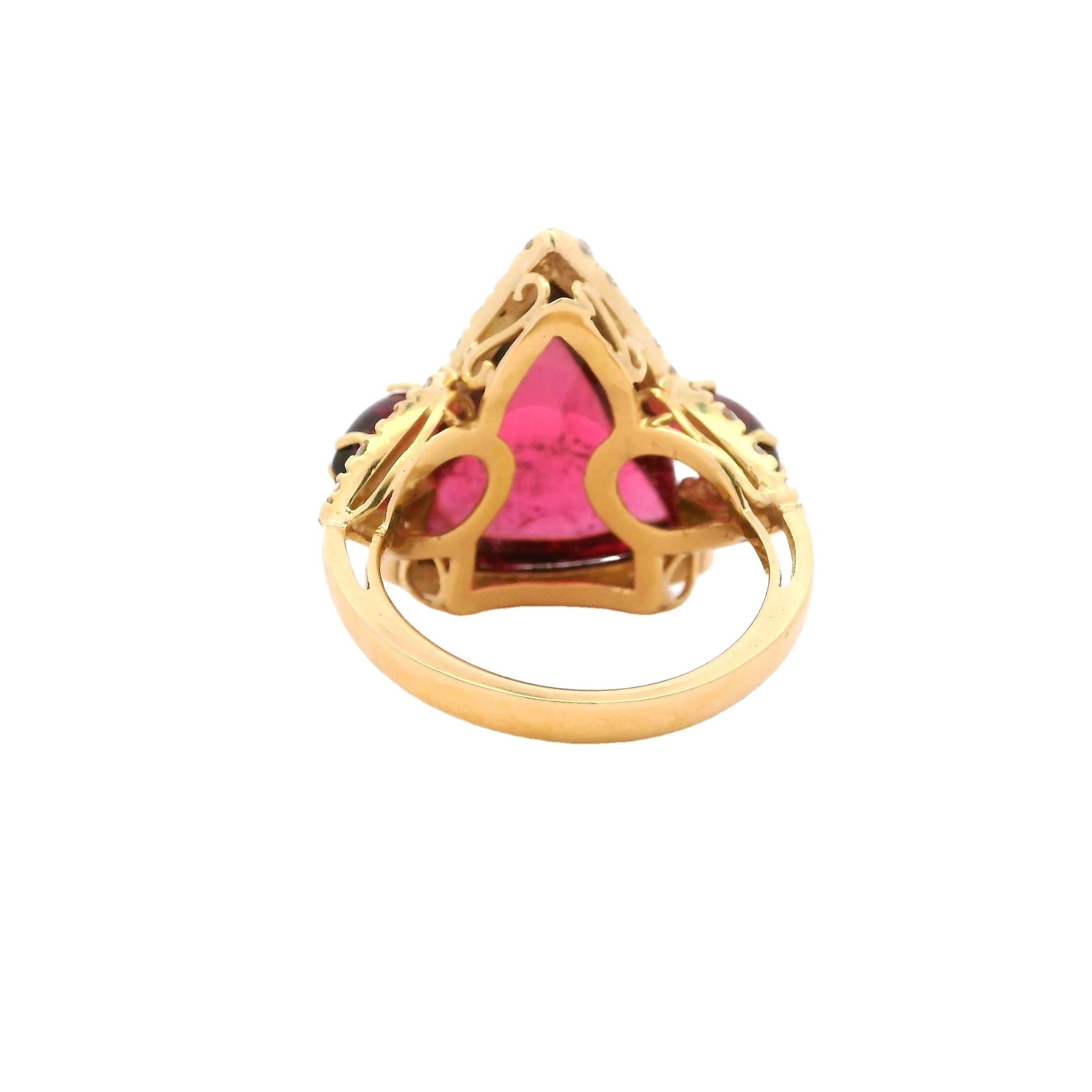 Italian 1990s 18K Gold Tourmaline Cabochon and Diamond Ring For Sale 3