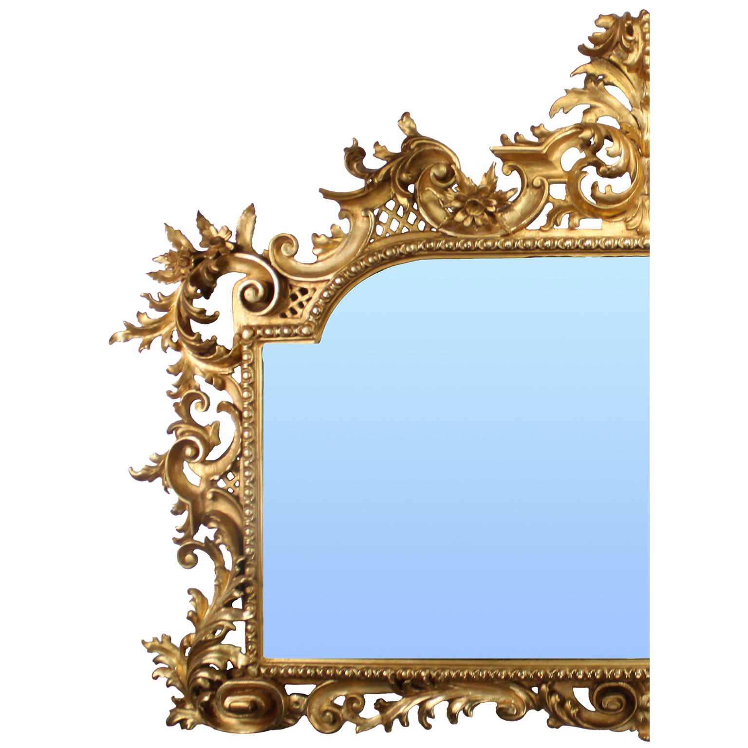 Très beau cadre de miroir en bois sculpté et doré de style néo-rococo florentin du 19e au 20e siècle. Le cadre rectangulaire sculpté de rinceaux, de feuilles et d'acanthes, entièrement doré, est d'origine. Circa : Florence, 1900.

Hauteur : 38 1/2