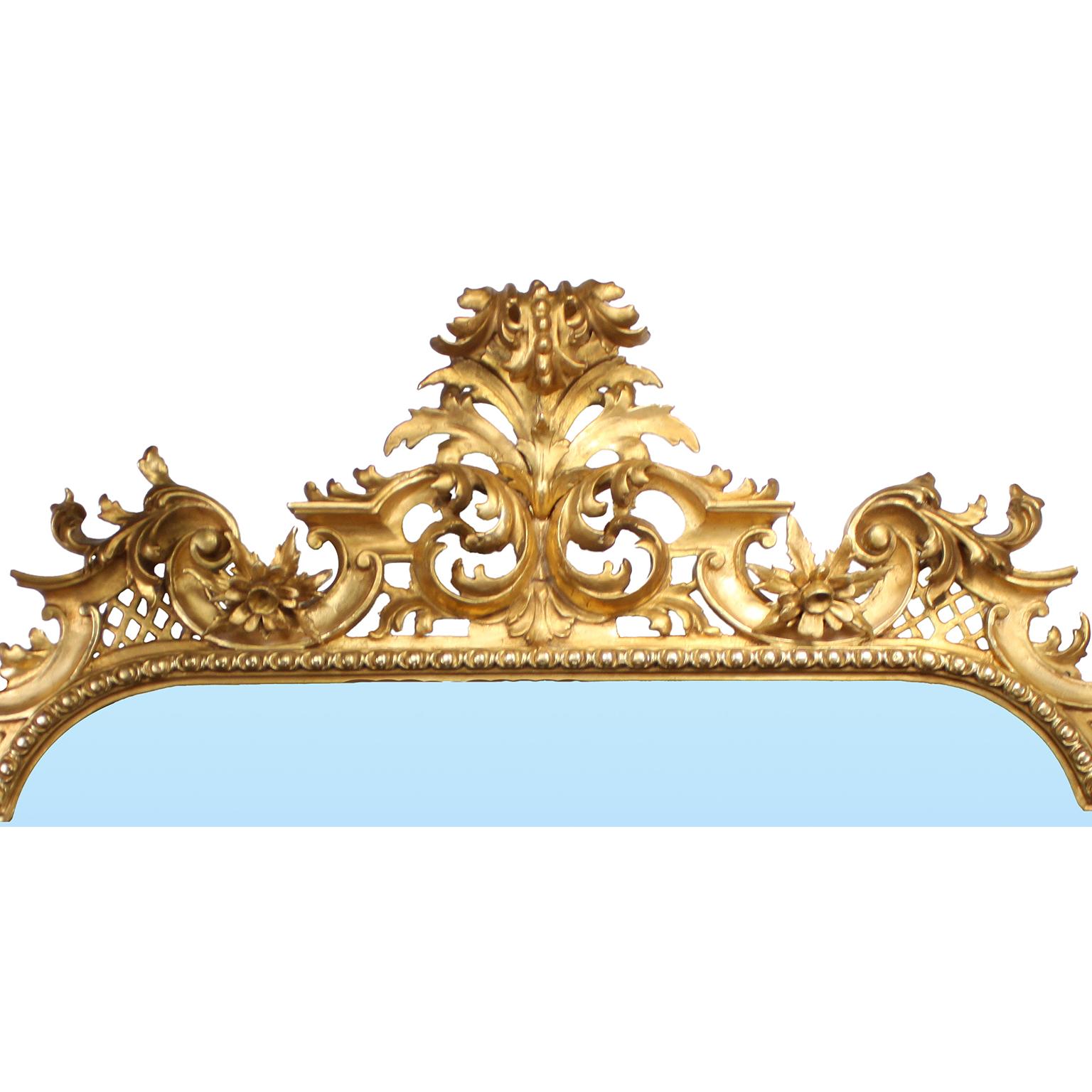 Néo-rococo Cadre de miroir italien de style rococo florentin en bois sculpté et doré du 19e-20e siècle en vente