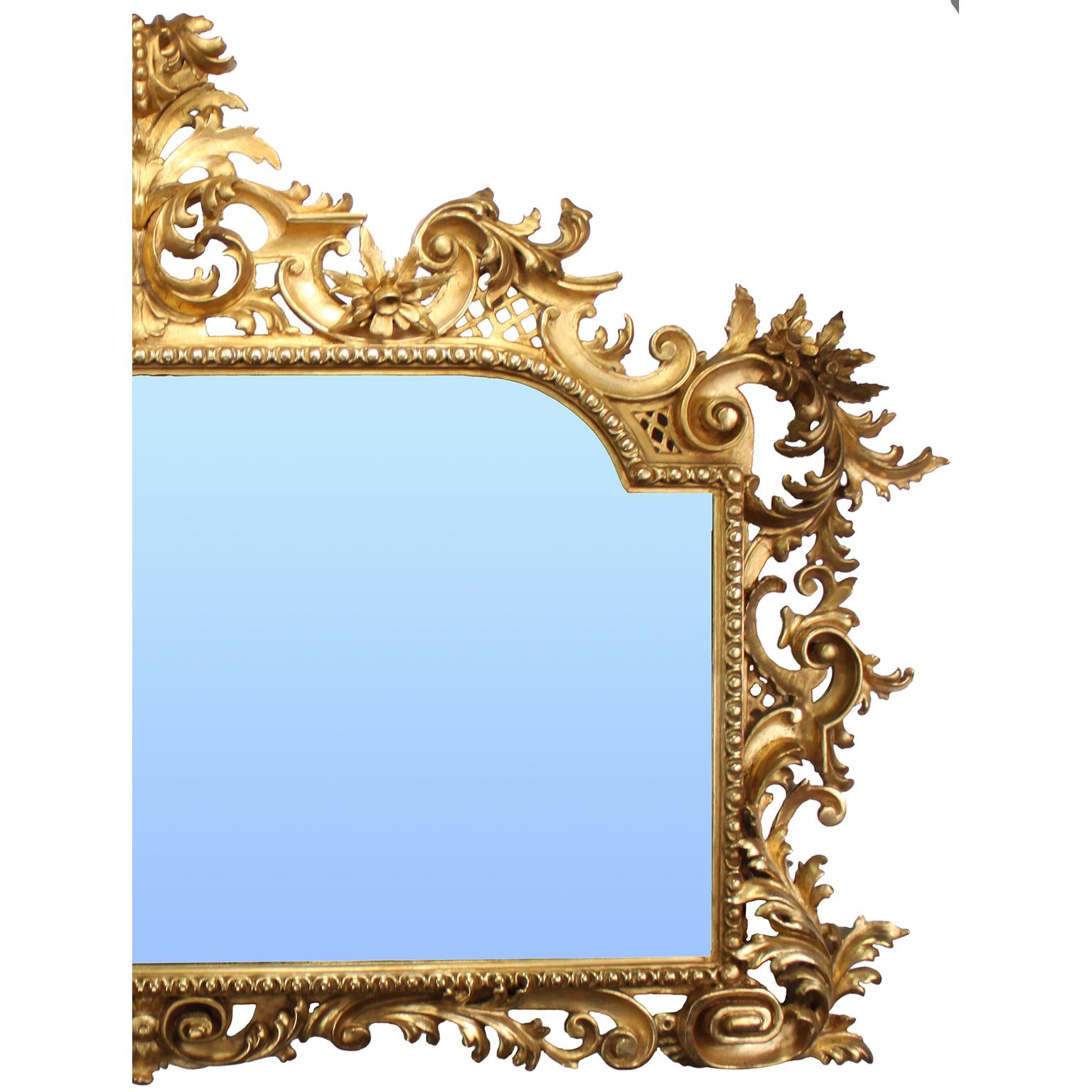 Sculpté à la main Cadre de miroir italien de style rococo florentin en bois sculpté et doré du 19e-20e siècle en vente
