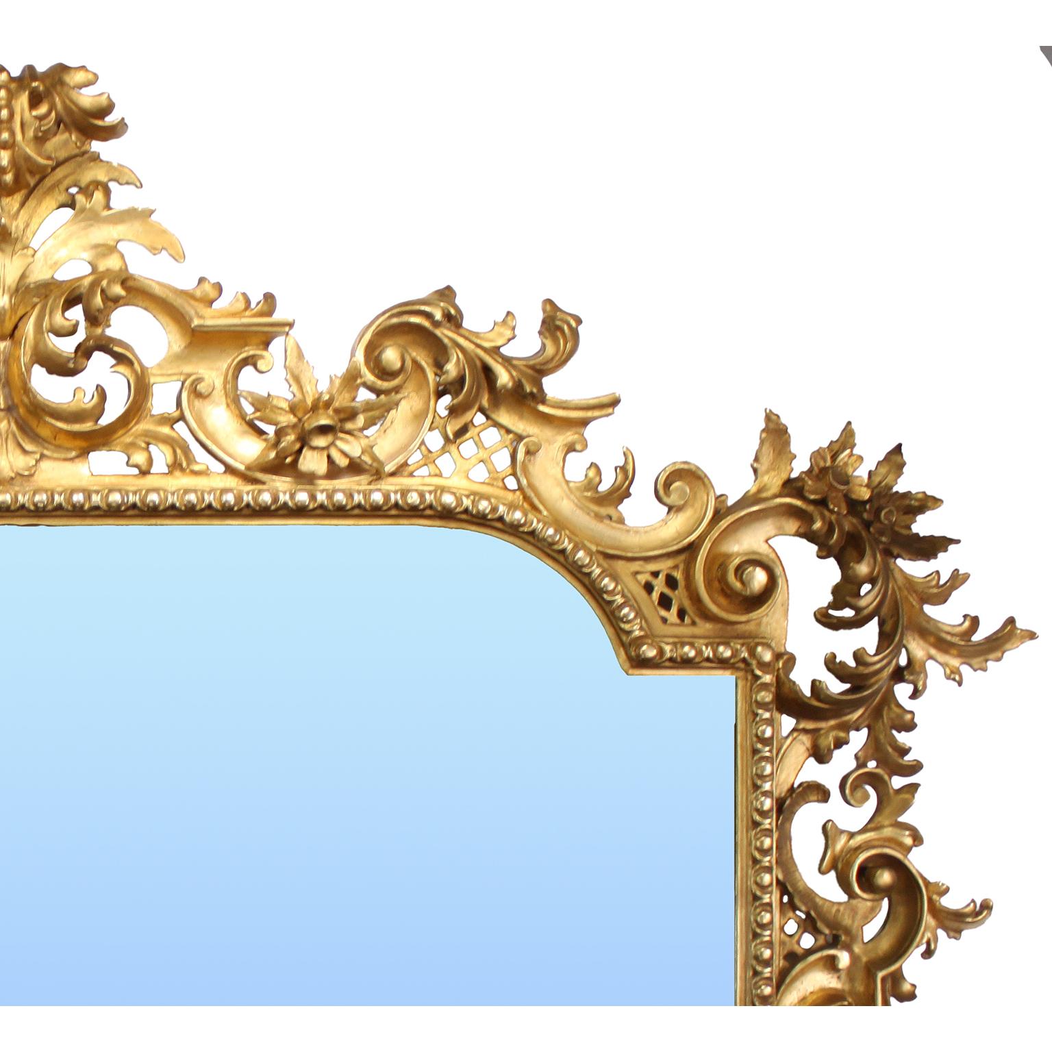 Cadre de miroir italien de style rococo florentin en bois sculpté et doré du 19e-20e siècle Bon état - En vente à Los Angeles, CA