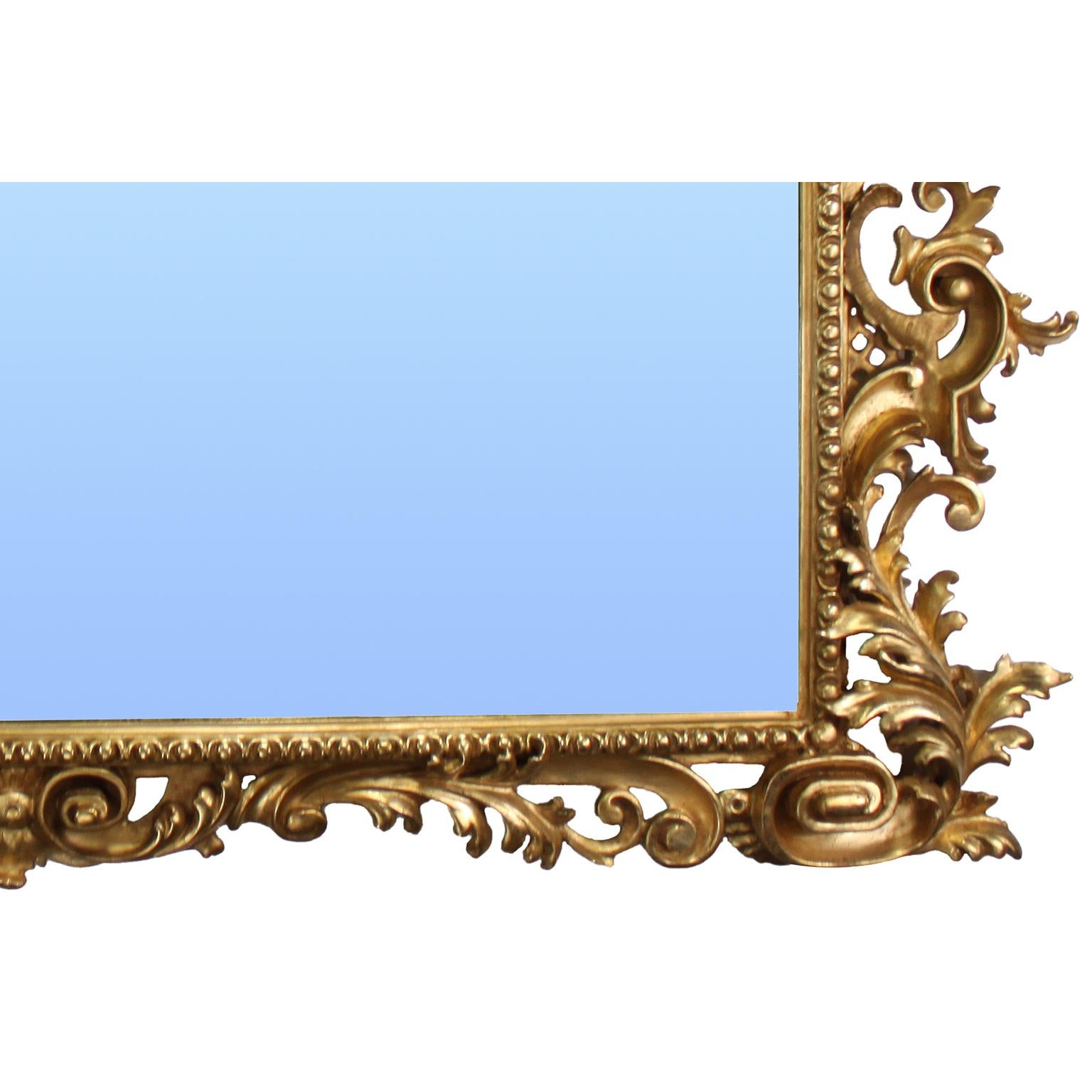 Miroir Cadre de miroir italien de style rococo florentin en bois sculpté et doré du 19e-20e siècle en vente
