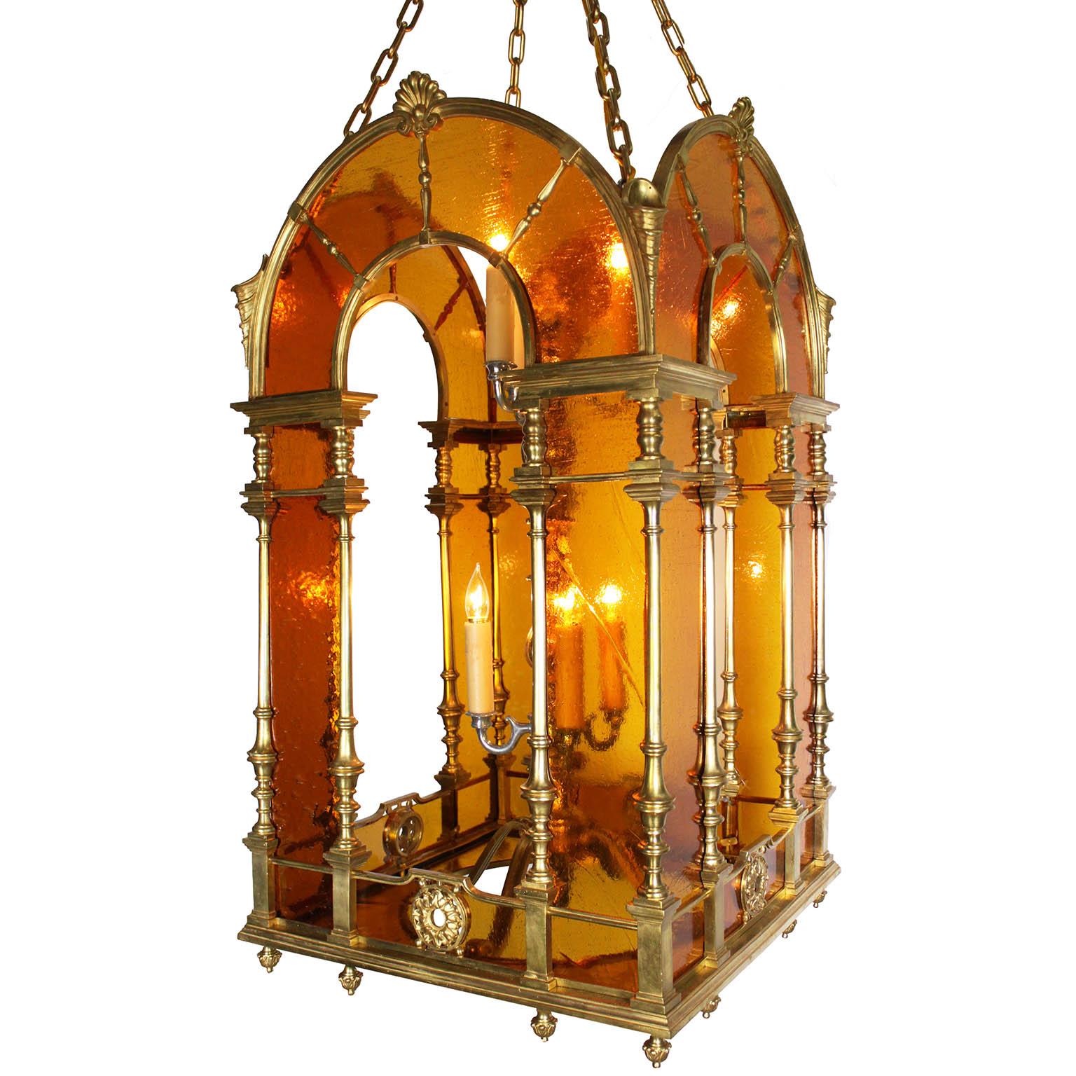 Gran linterna colgante italiana de seis luces del Renacimiento de los siglos XIX y XX, de bronce dorado, metal plateado y cristal sembrado de color ámbar. El impresionante cuerpo de bronce dorado con columnas de estilo dórico, rosetas florales y
