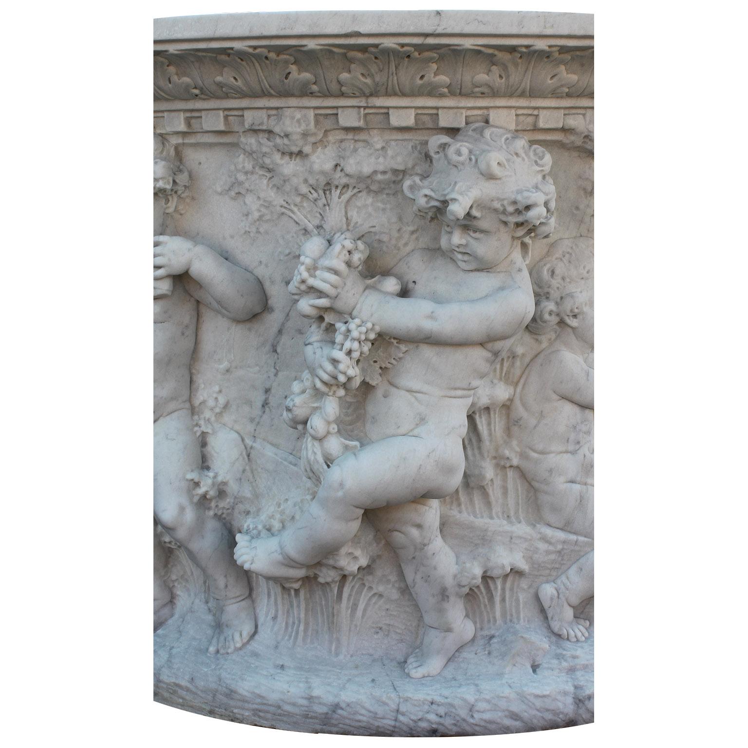 Tête de puits en marbre blanc fantaisiste italien des XIXe et XXe siècles avec enfants en vente 3