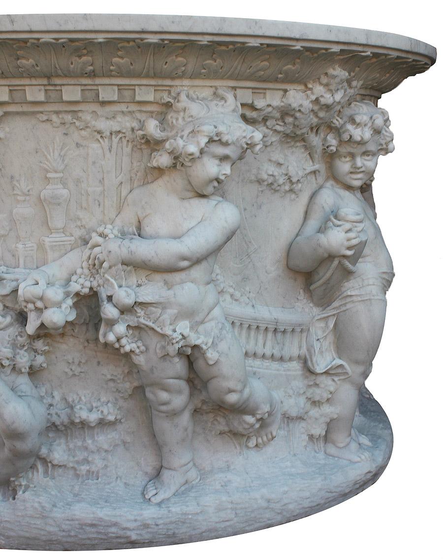 Tête de puits en marbre blanc fantaisiste italien des XIXe et XXe siècles avec enfants en vente 9