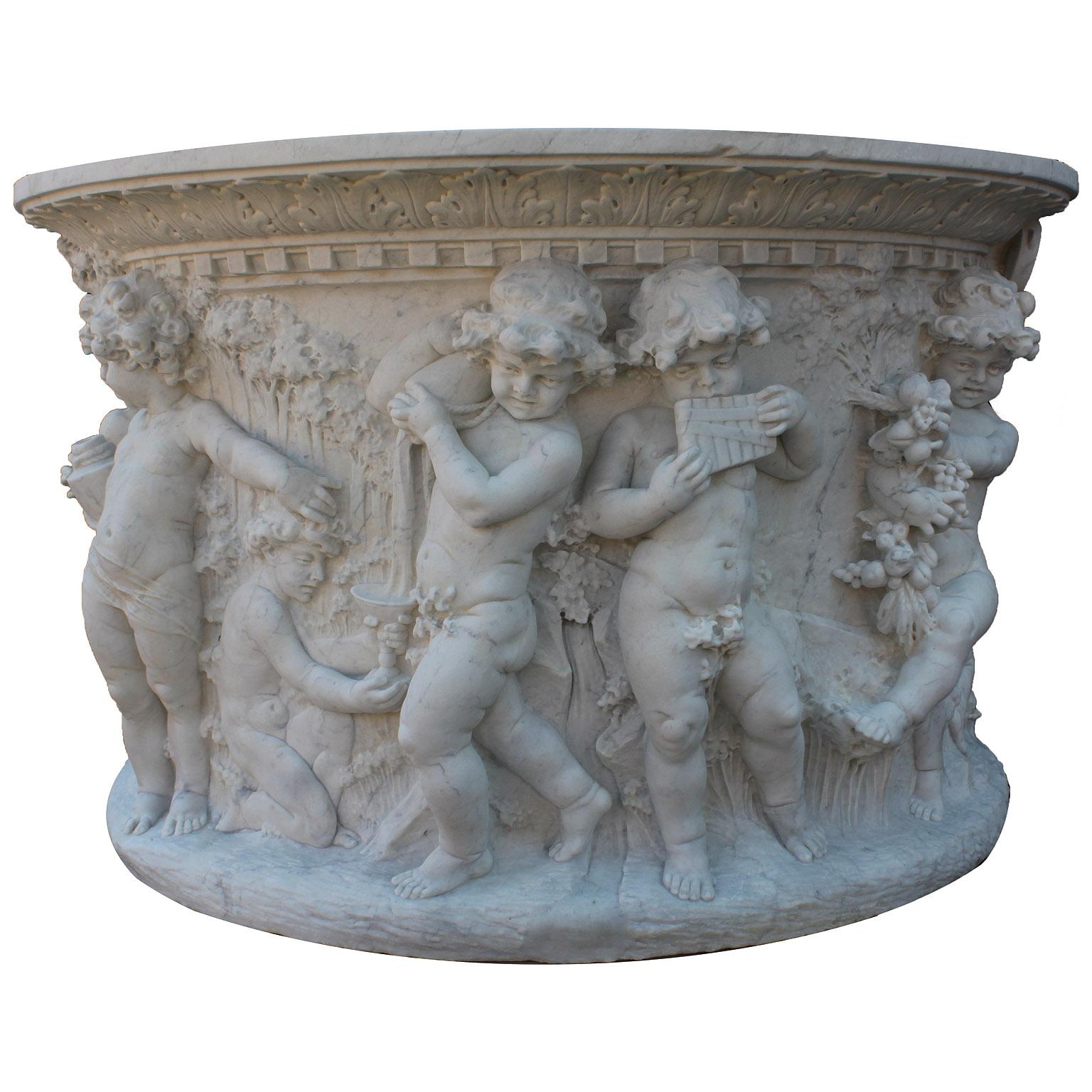 Très belle tête de puits à souhait en marbre blanc de Carrare, exceptionnellement sculptée, de style néo-baroque italien des XIXe et XXe siècles, reposant sur une base octogonale en marbre à deux marches. La tête de puits circulaire en marbre à