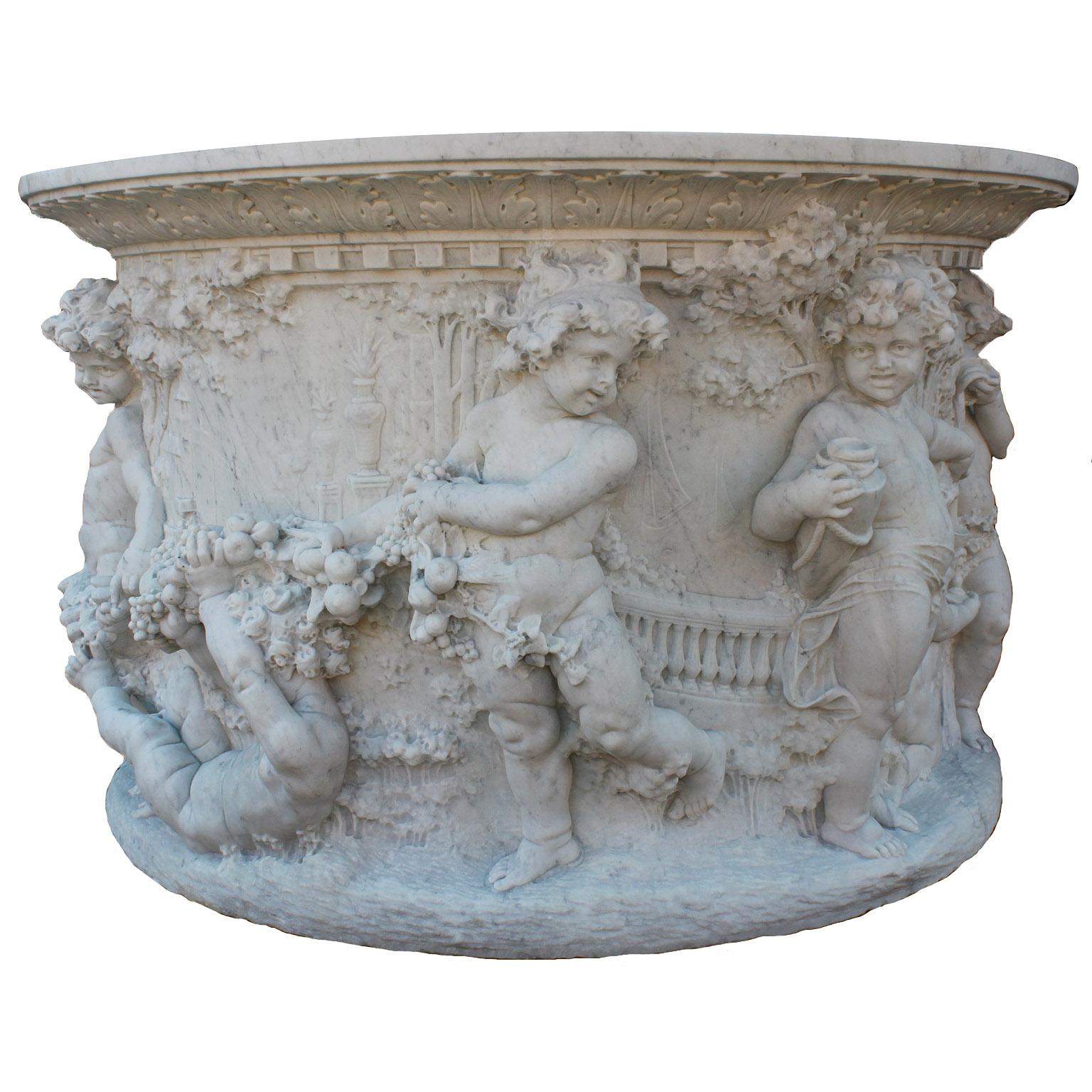 Sculpté à la main Tête de puits en marbre blanc fantaisiste italien des XIXe et XXe siècles avec enfants en vente