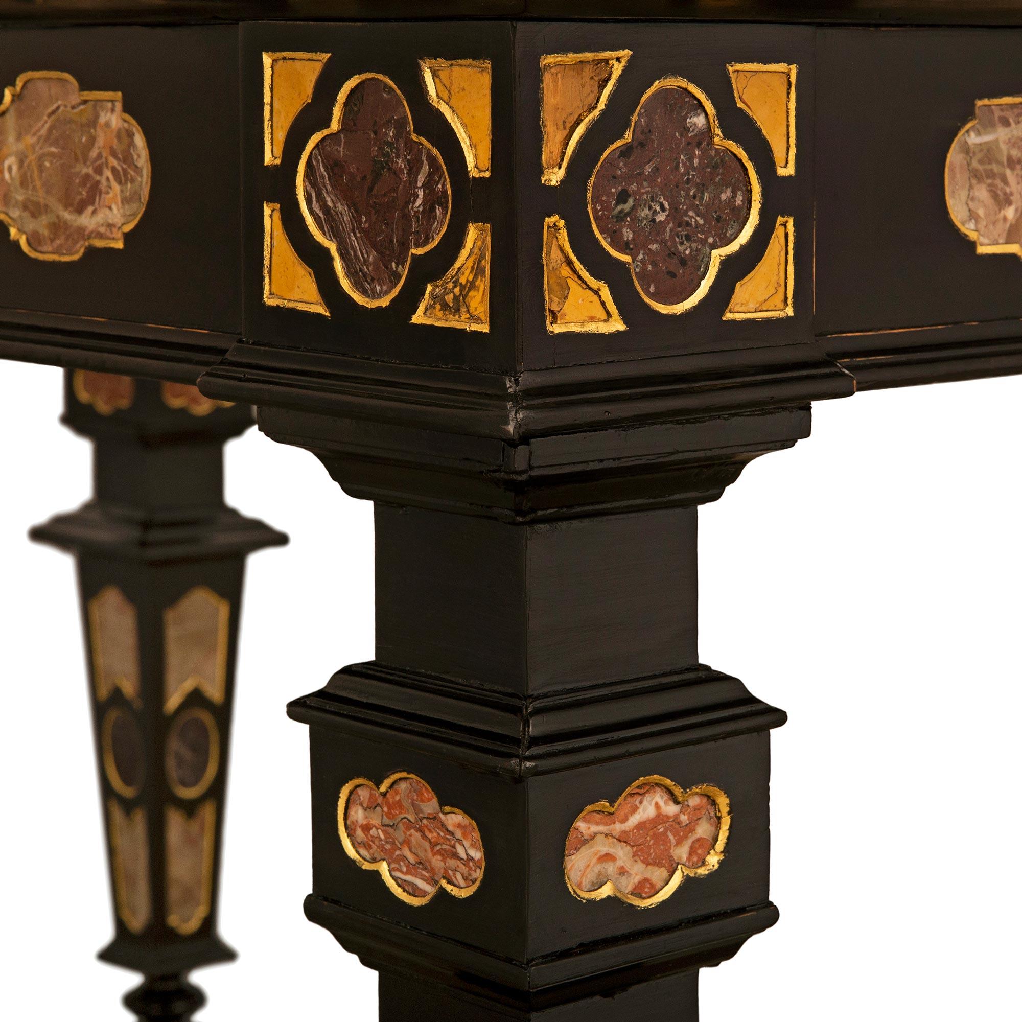Ébénisé A.I.C.. Table centrale baroque en bois fruitier ébénisé et marbre Portoro en vente