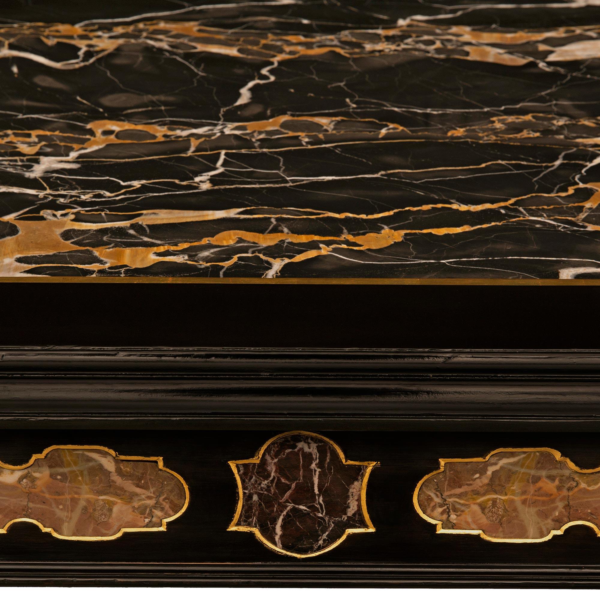 A.I.C.. Table centrale baroque en bois fruitier ébénisé et marbre Portoro Bon état - En vente à West Palm Beach, FL