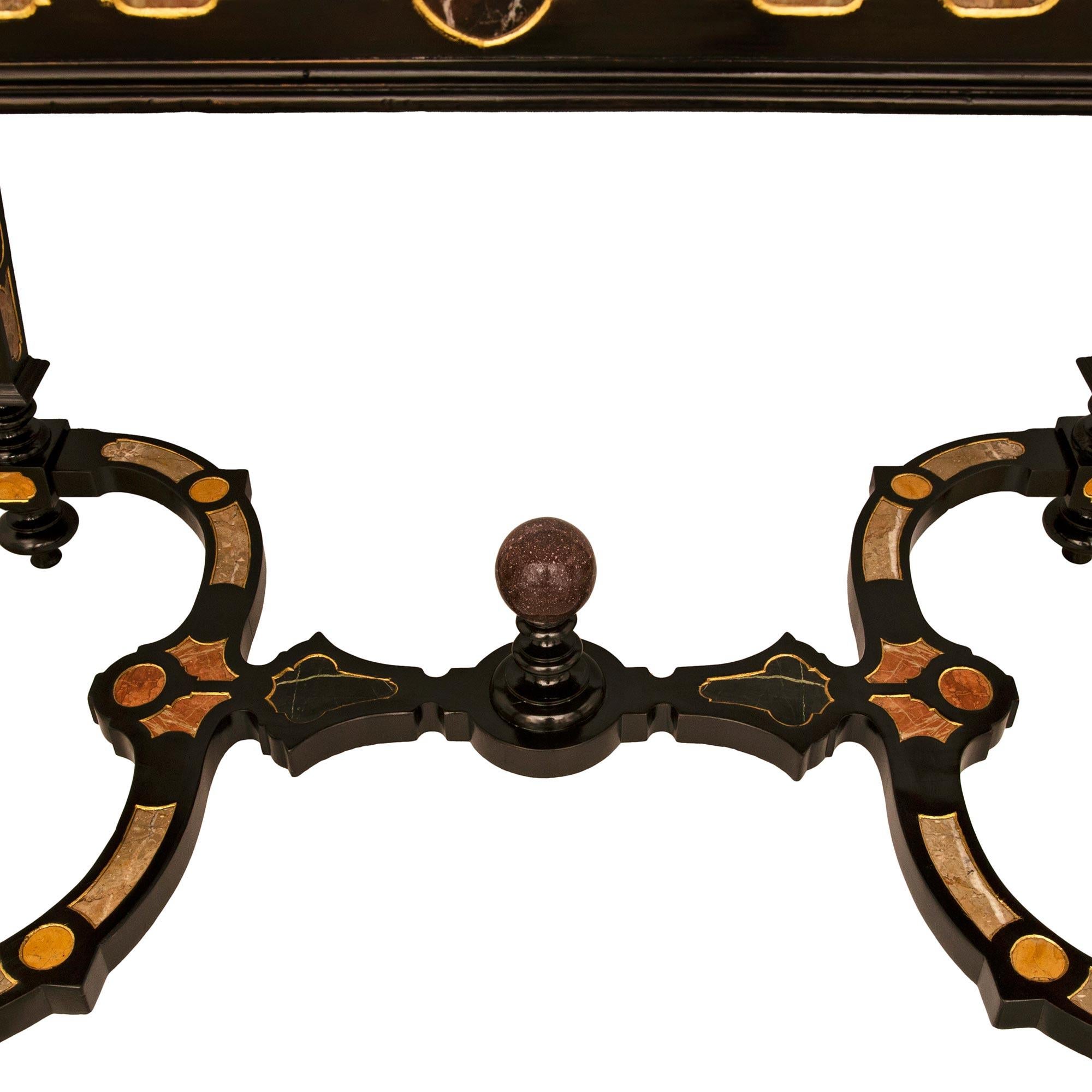 XIXe siècle A.I.C.. Table centrale baroque en bois fruitier ébénisé et marbre Portoro en vente