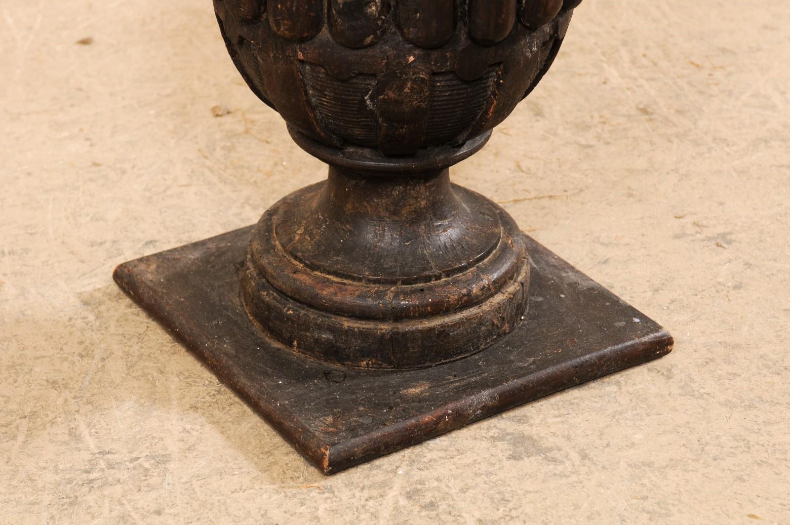 XIXe siècle Urne italienne du 19ème siècle en bois sculpté avec fleuron de cheminée, debout en vente