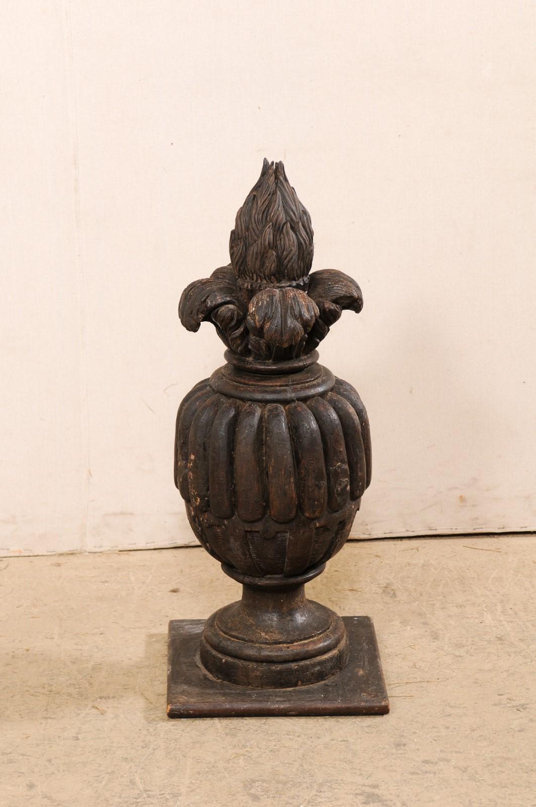 Bois Urne italienne du 19ème siècle en bois sculpté avec fleuron de cheminée, debout en vente