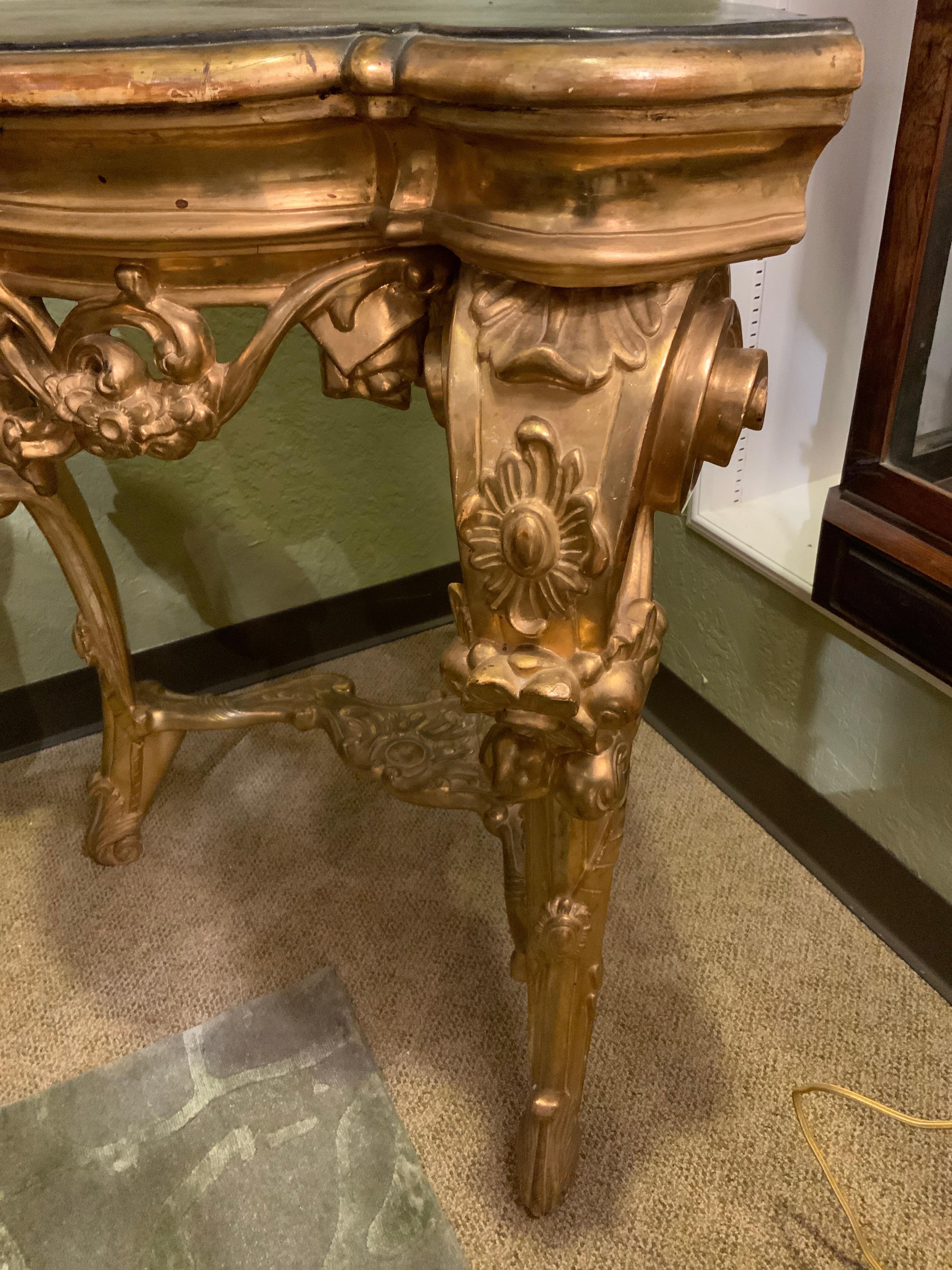 Piédestal d'angle italien en bois doré du 19ème siècle Bon état - En vente à Houston, TX
