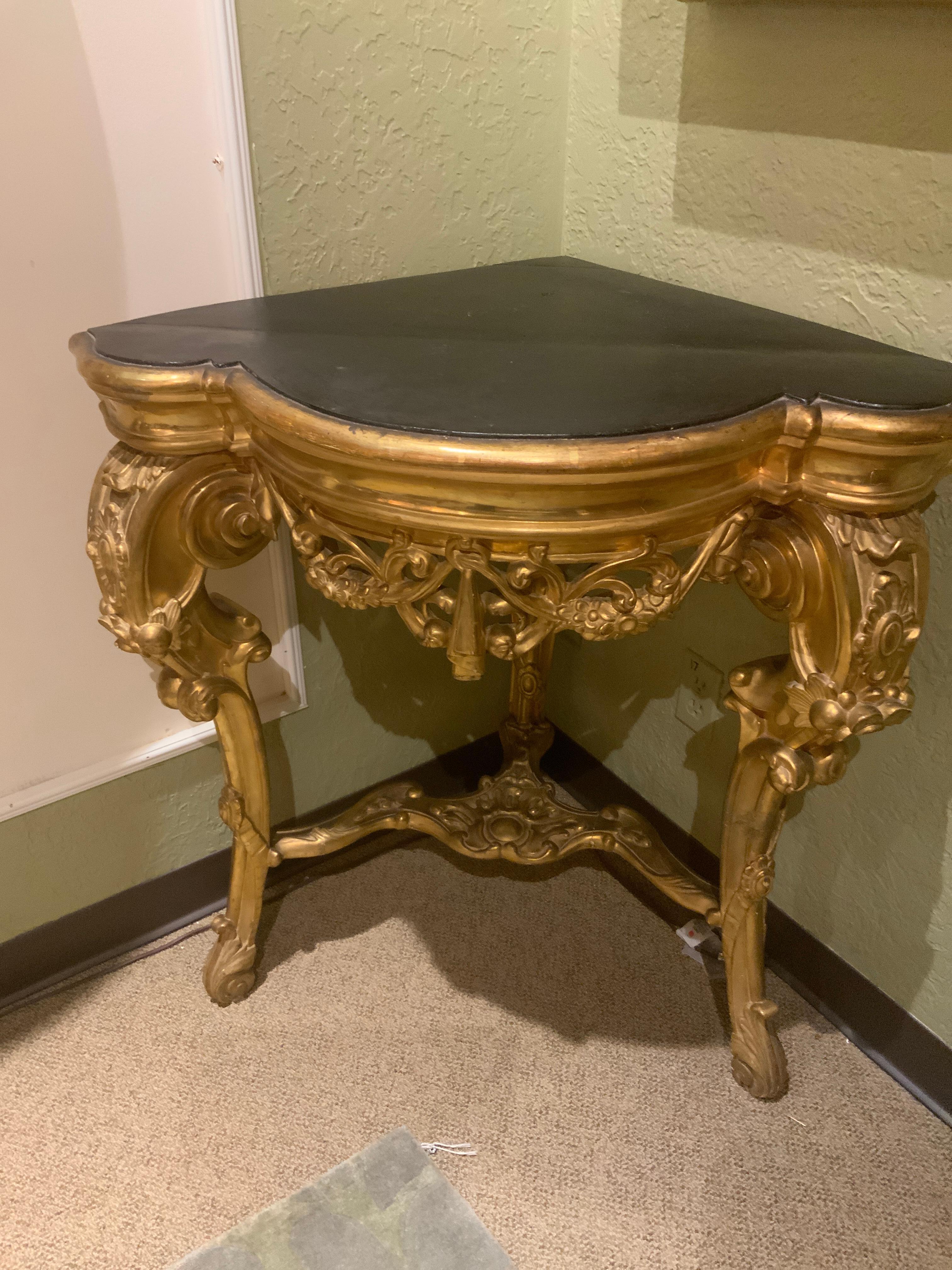 Italienische Ecksockel aus Giltwood, 19. Jahrhundert, Paar (Vergoldet) im Angebot