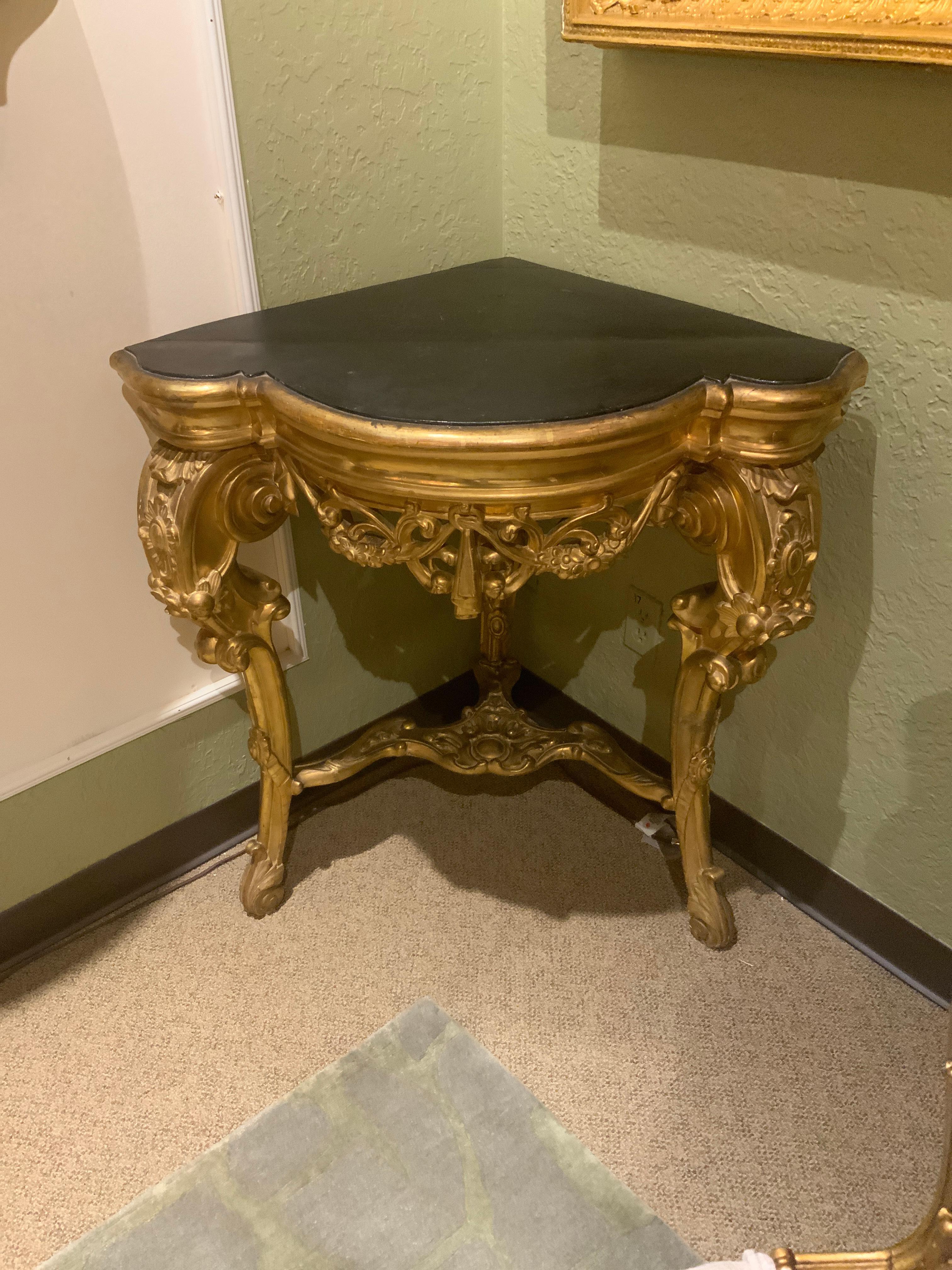Italienische Ecksockel aus Giltwood, 19. Jahrhundert, Paar (Holz) im Angebot