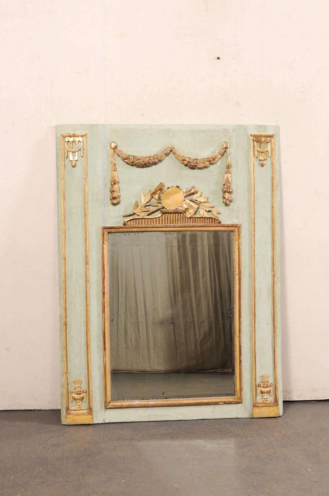 Specchio in legno intagliato e dipinto a tema musicale italiano del XIX secolo. Questo specchio antico proveniente dall'Italia è stato creato in stile trumeau con un piano in legno decorato in stile placca su uno specchio in vetro originale. La