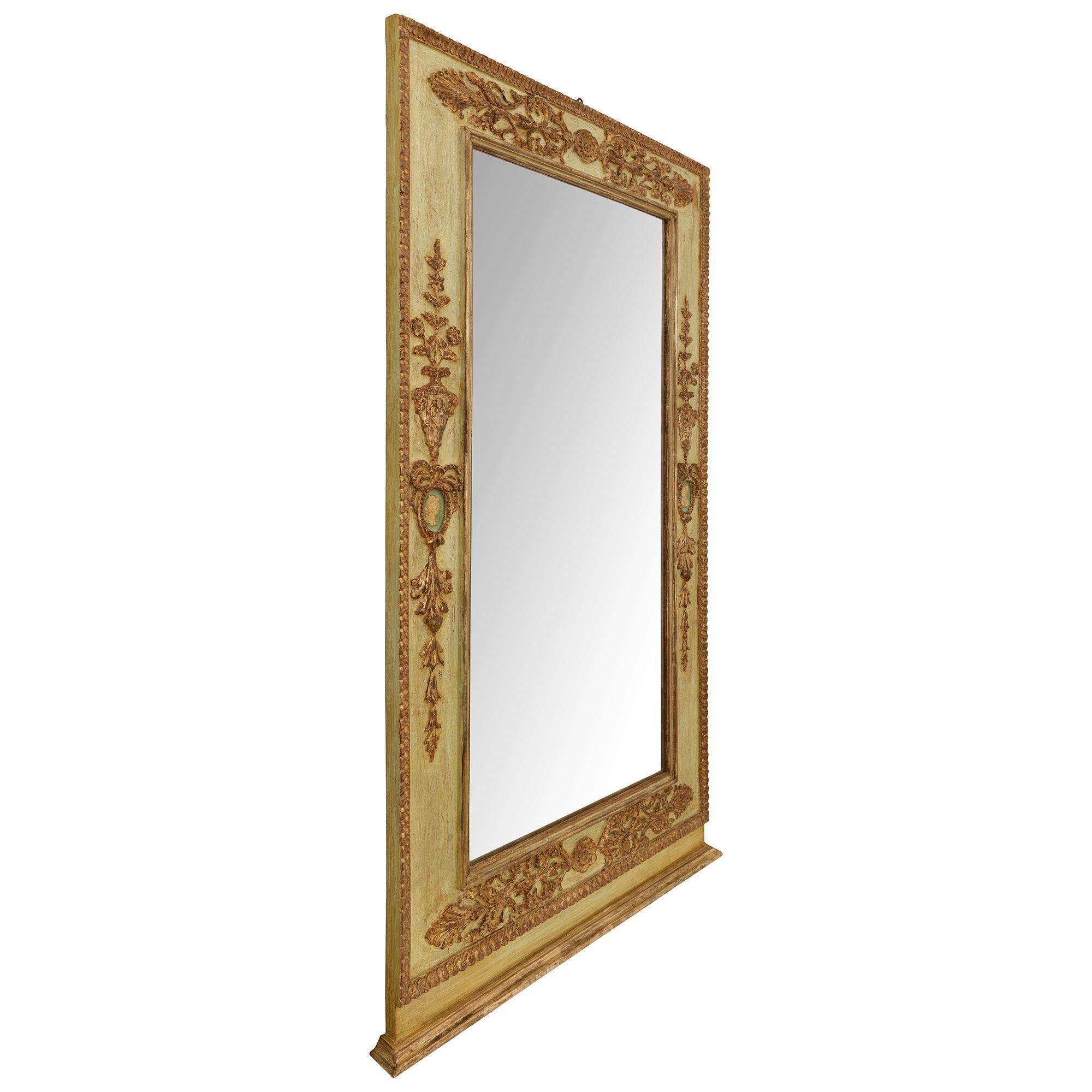 Neoclassico Italiano del XIX secolo. Specchio neo-classico in legno patinato e argentato A. Silver in vendita