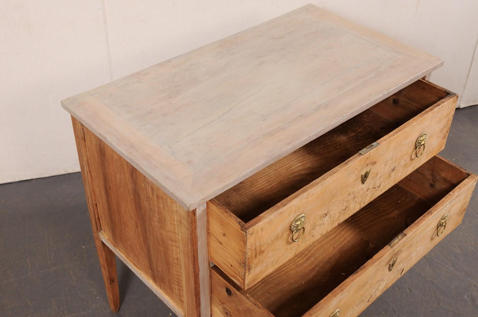 Legno Cassettone italiano del XIX secolo a due cassetti rialzati con tiretti in ottone a testa di leone in vendita