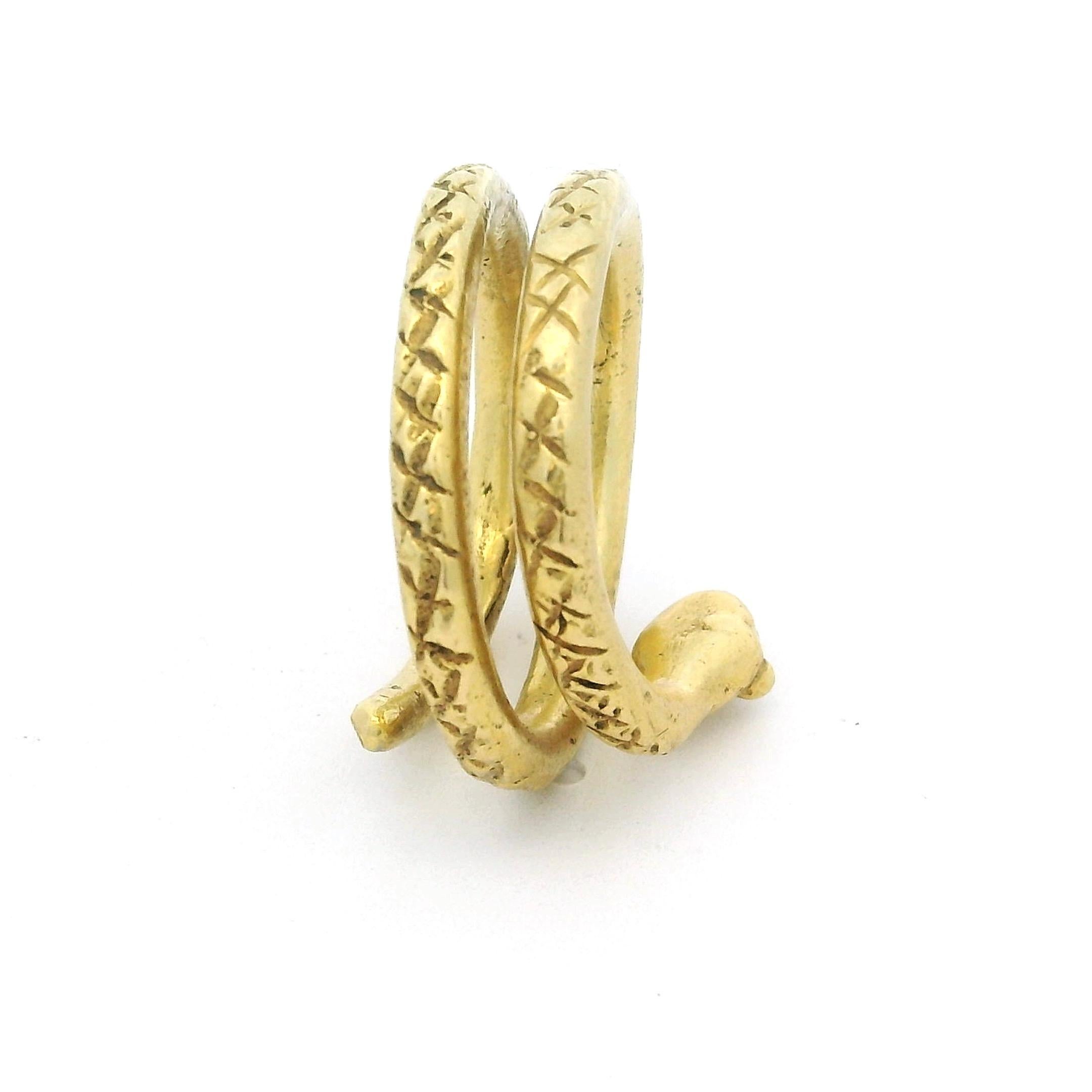 Anello a forma di serpente in oro 18 carati del XIX secolo, revival archeologico, 15,15 grammi in vendita 5