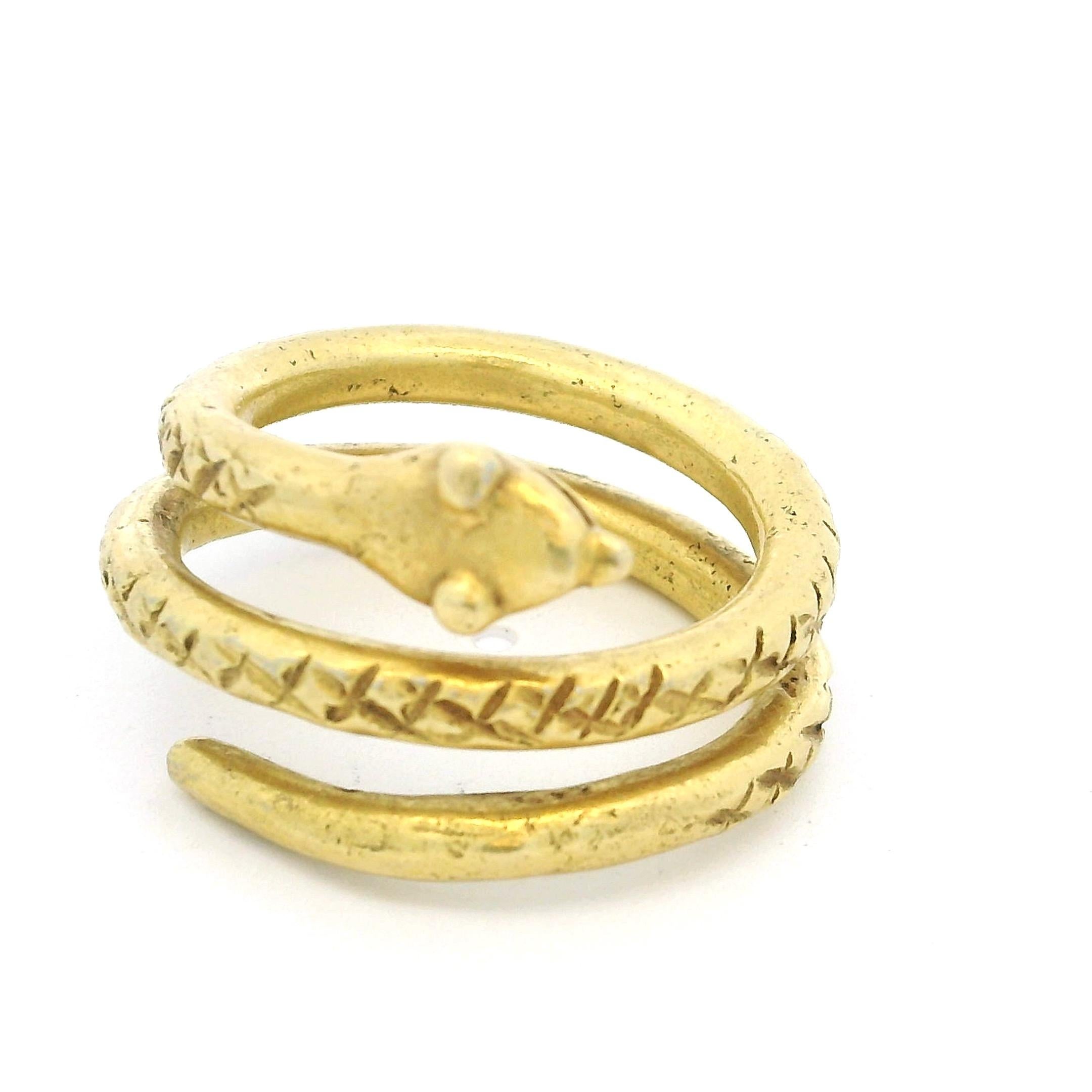 Romano classico Anello a forma di serpente in oro 18 carati del XIX secolo, revival archeologico, 15,15 grammi in vendita